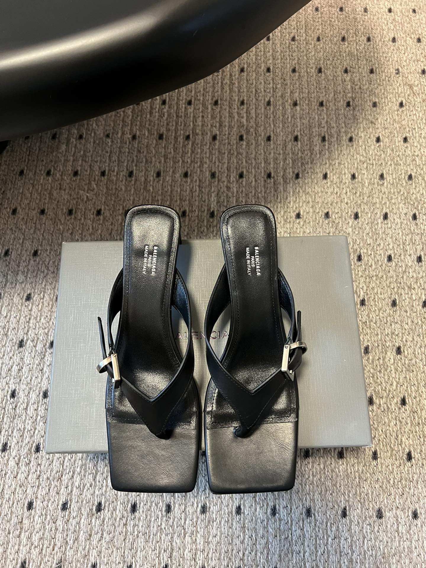 NO:414012,Top quality Balenciaga 25ss Summer new style High-heeled square-toe flip-flops to bring fashion to the extreme Balenciaga square-toe fashion shoes, Balenciaga shoes are absolutely open, and every pair wants to enter, because every pair really has a sense of fashion. The essence of the whole pair is its toe, and it does not have a bloated feeling, very high-end and slim, and there are no clothes that they cannot match. Countless modifications of the last to create a perfect version. Customized mixed-bred sheepskin upper, inner footbed sheepskin sole Italian leather outsole Heel height 5cm Size35-39 (40.41 custom made without return and exchange), split-toe shoes, balenciaga, balenciaga, slippers, sheepskin, Leather soles19860909顶级品质 Balenciaga巴黎世家 25ss 夏季新款 高跟方头夹脚人字拖鞋 将时髦发挥到极致的 巴黎世家方头时装鞋,巴黎世家的鞋子绝对开了挂,每一双都想去入,因为真的每一对都自带时髦感 整双鞋的精髓就是它的鞋头了, 并且不带臃肿感,非常高级并且显瘦,而且没有她们不能搭配的衣服,无数次套楦修改才能打造出完美版型 鞋面定制混种羊皮 内里垫脚羊皮 鞋底意大利真皮大底 跟高5cm Size35-39（40.41定做不退换）,分趾鞋,balenciaga,balenciaga,slippers,sheepskin,Leather soles,Women's Shoes