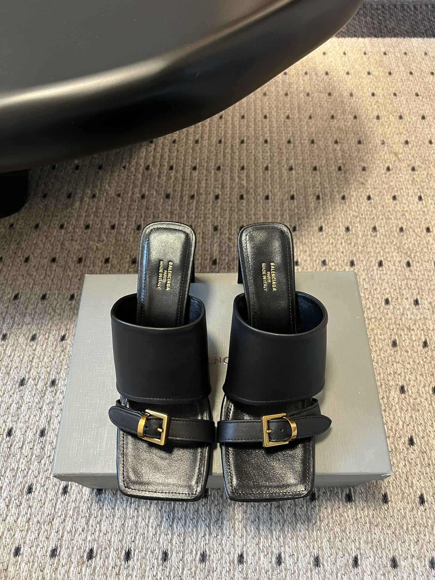 NO:413999,Top quality Balenciaga 25ss summer new style high heel square toe flip flops that bring fashion to the extreme Balenciaga square toe fashion shoes, Balenciaga shoes are absolutely open, and every pair wants to enter, because every pair really has a sense of fashion. The essence of the whole pair is its toe, and it does not have a bloated feeling, very high-end and slim, and there are no clothes that they cannot match. Countless modifications of the last to create a perfect version. Customized mixed-bred sheepskin upper, inner footbed sheepskin sole Italian leather outsole Heel height 9.5cm Size35-39 (40.41 custom made without return and exchange), high heels slippers, balenciaga, balenciaga, high heels, slippers, sheepskin, Leather soles19860909顶级品质 Balenciaga巴黎世家 25ss 夏季新款 高跟方头夹脚人字拖鞋 将时髦发挥到极致的 巴黎世家方头时装鞋,巴黎世家的鞋子绝对开了挂,每一双都想去入,因为真的每一对都自带时髦感 整双鞋的精髓就是它的鞋头了, 并且不带臃肿感,非常高级并且显瘦,而且没有她们不能搭配的衣服,无数次套楦修改才能打造出完美版型 鞋面定制混种羊皮 内里垫脚羊皮 鞋底意大利真皮大底 跟高9.5cm Size35-39（40.41定做不退换）,高跟鞋拖鞋,balenciaga,balenciaga,high heels,slippers,sheepskin,Leather soles,Women's Shoes