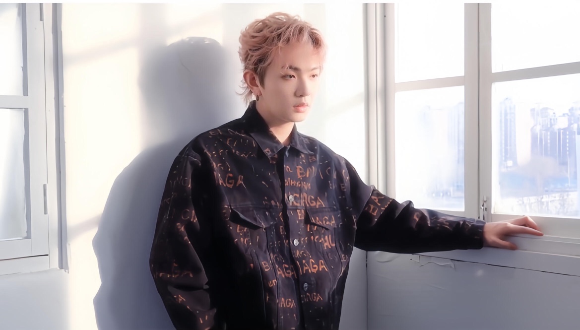 。Balenciaga 水洗满印外套
定制7*7双韵交辉织锦 质地细腻 舒适贴肤 饰以满印Bleachy