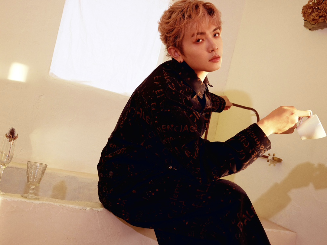 。Balenciaga 水洗满印外套
定制7*7双韵交辉织锦 质地细腻 舒适贴肤 饰以满印Bleachy