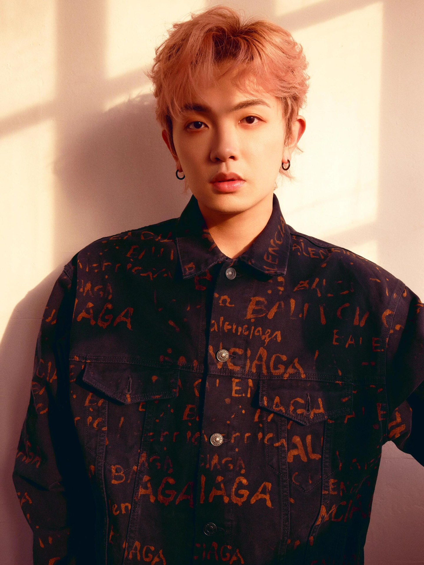 。Balenciaga 水洗满印外套
定制7*7双韵交辉织锦 质地细腻 舒适贴肤 饰以满印Bleachy