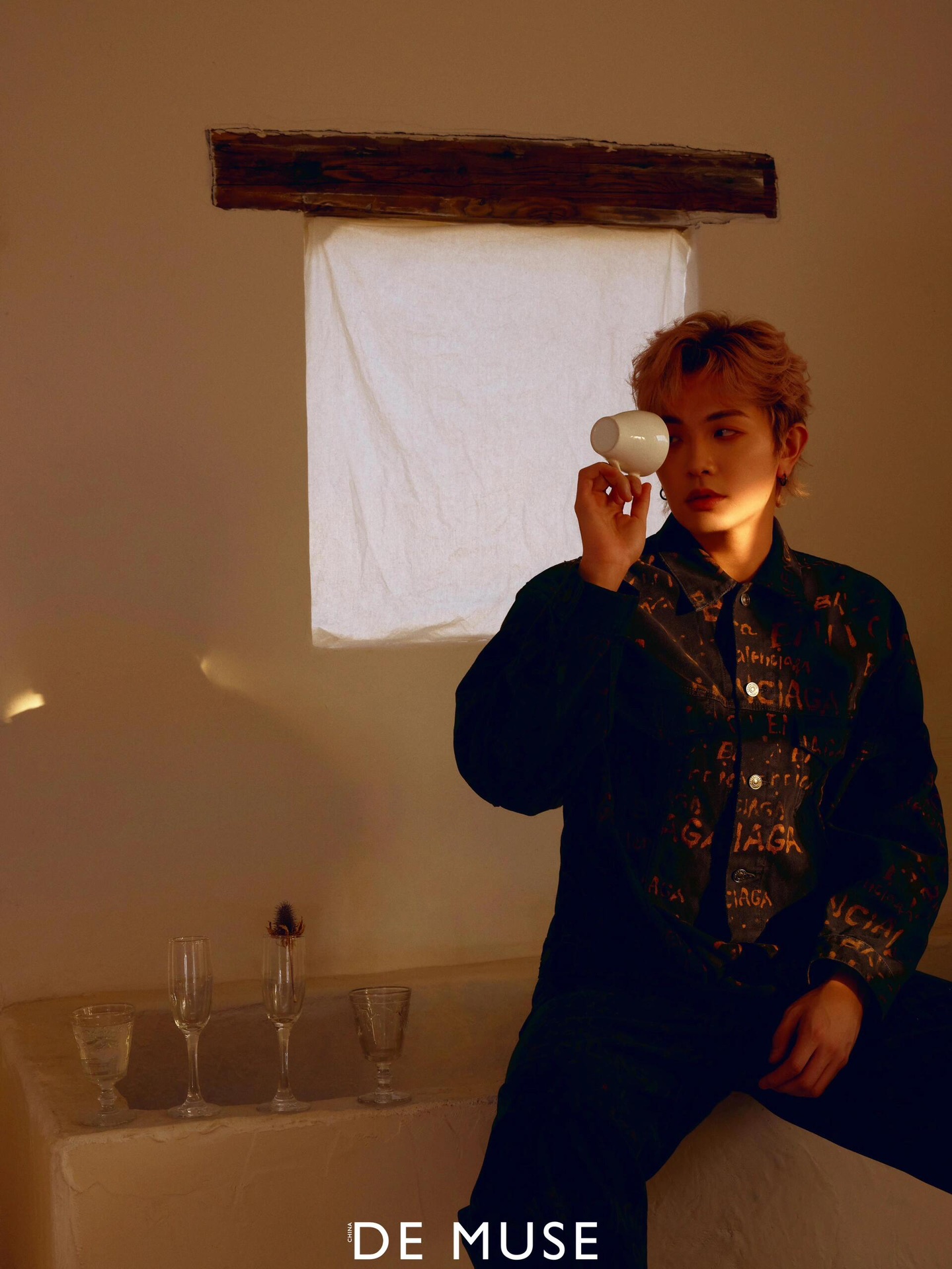 。Balenciaga 水洗满印外套
定制7*7双韵交辉织锦 质地细腻 舒适贴肤 饰以满印Bleachy