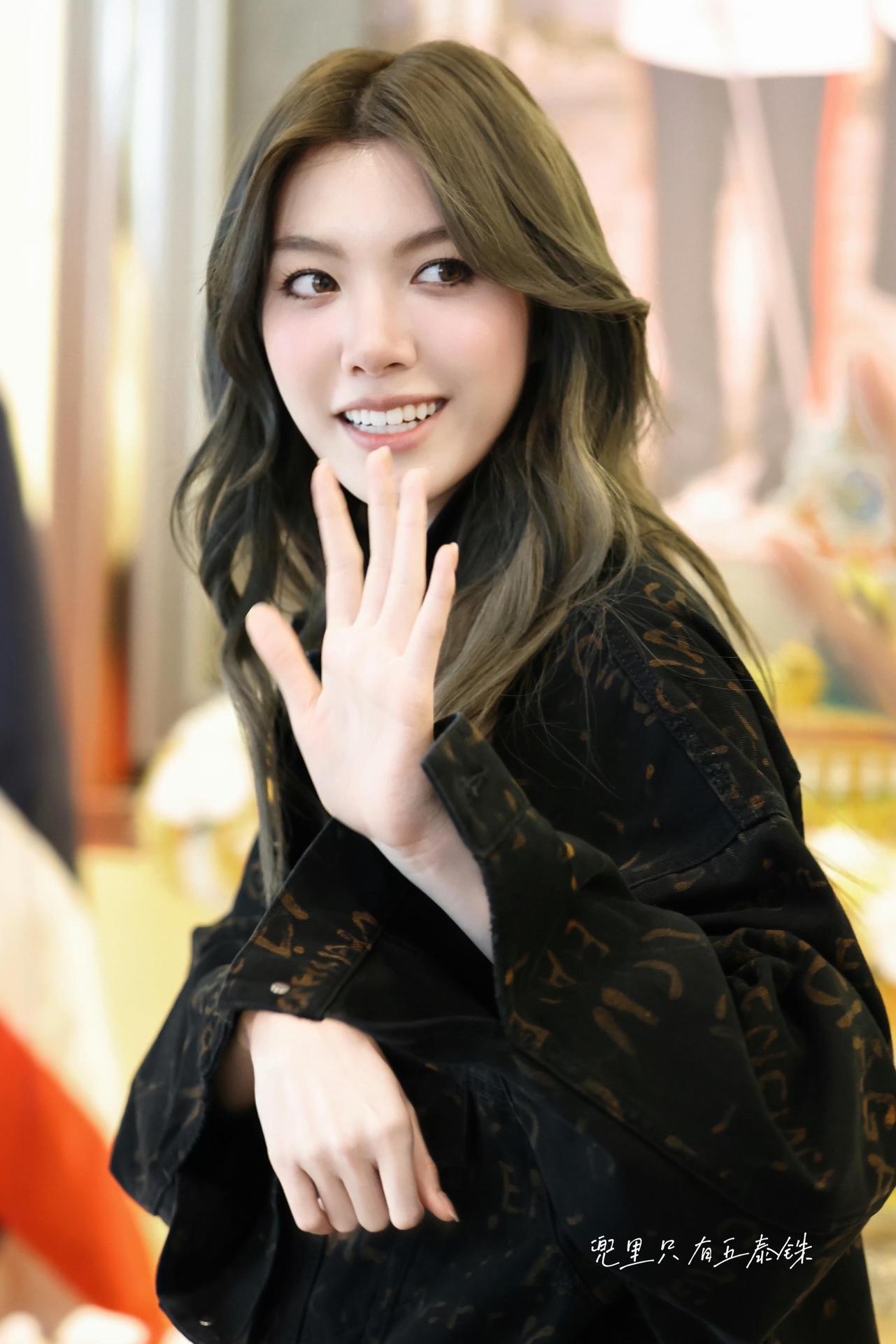 。Balenciaga 水洗满印外套
定制7*7双韵交辉织锦 质地细腻 舒适贴肤 饰以满印Bleachy