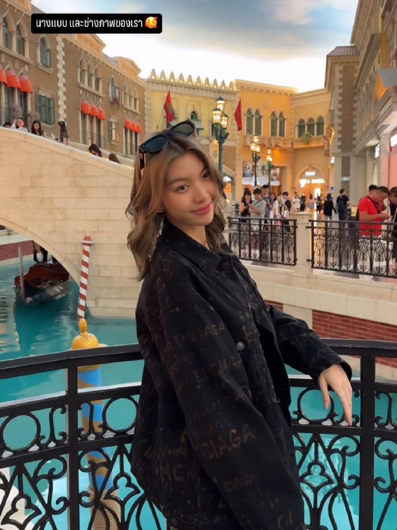 。Balenciaga 水洗满印外套
定制7*7双韵交辉织锦 质地细腻 舒适贴肤 饰以满印Bleachy