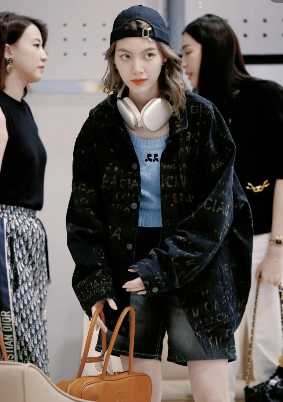 。Balenciaga 水洗满印外套
定制7*7双韵交辉织锦 质地细腻 舒适贴肤 饰以满印Bleachy