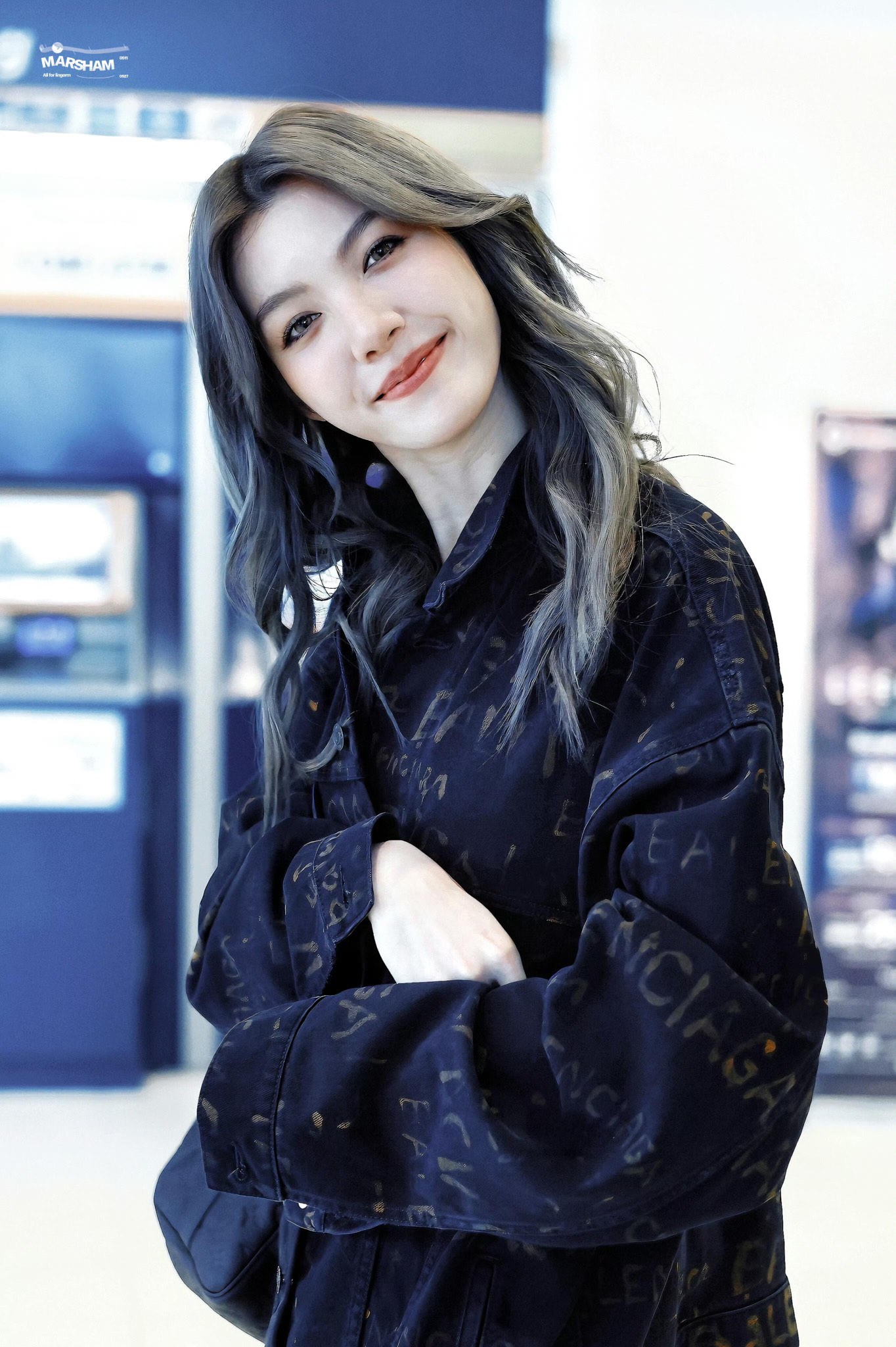 。Balenciaga 水洗满印外套
定制7*7双韵交辉织锦 质地细腻 舒适贴肤 饰以满印Bleachy