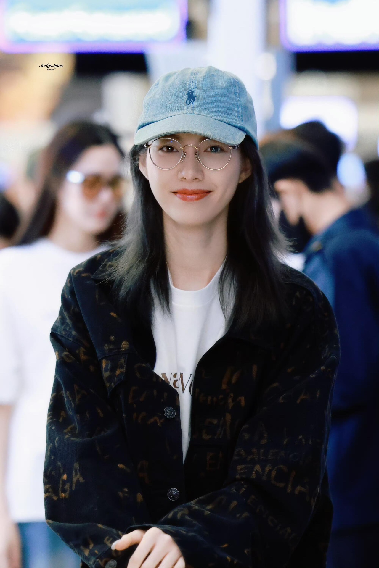 。Balenciaga 水洗满印外套
定制7*7双韵交辉织锦 质地细腻 舒适贴肤 饰以满印Bleachy