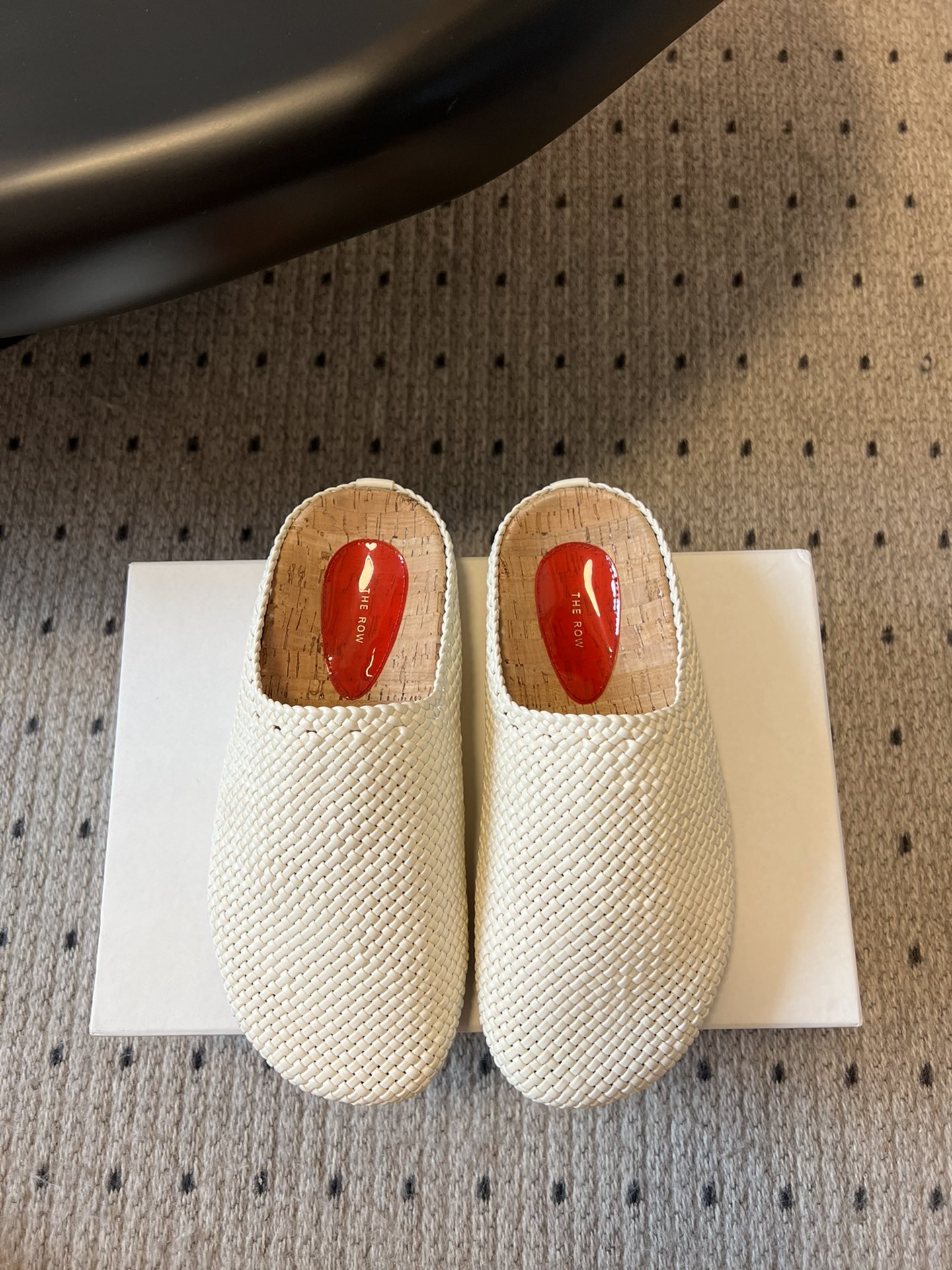 NO:413654,Top quality The Row 25ss Baotou Drag Braided Birken Slippers I fell in love with this shoe at first sight. It looks good with a little retro flavor and is always minimalist. It has no logo embellishment. Simple is high-end. This is definitely a must-have item for fashionable women!  The whole pair of shoes seems simple, but the craftsmanship is difficult. It is made by a full leather case bag, made by the master, super waste, it is comfortable, soft and skin-friendly to wear on your feet. You should not worry about the feeling of your feet. It is inevitable to wear it. If you don’t wear it, you don’t want to take it off when wearing it. If you have high requirements for the feel of your feet, you can close your eyes and enter it. It is simple and versatile!  Fabric woven cowhide template open molded large bottom Size35-41 (40.41 custom made without return or exchange), semi-drag, slippers, cowhide19860909顶级品质 The Row 25ss包头拖 编织勃肯拖鞋 第一眼看到这个鞋子就爱上了,带点复古味随意搭配都好看,一贯极简风格,没有任何logo点缀,简单即是高级,这款绝对是时髦女性的必备单品！ 整双鞋子看似简单其实工艺很难,采用全皮套包制作工艺,老师傅制作,超级废料,上脚裸穿舒适柔软亲肤,脚感方面完全不可担心,好穿是必然的,穿若无穿的上脚体验,穿上就不想脱的款,对脚感要求高的闭眼入它,简约百搭款！ 面料编织牛皮 样板开模大底 Size35-41（40.41定做不退换）,半拖,slippers,cowhide,Women's Shoes