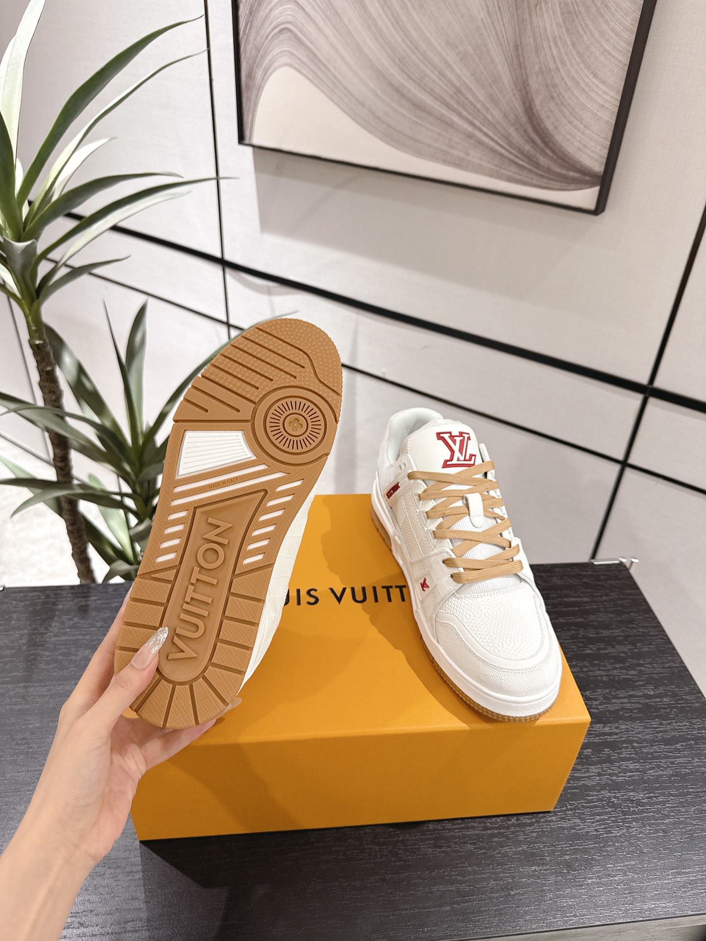 NO:402261,Top version of couples LV Louis Vuitton L Home Donkey Trainer Series Couple models Casual Sports Shoes Skateboard Shoes Original Purchase and Development Made Production This LV Trainer sneakers are designed by Denning cloth men's art director Pharrell Williams. The rubber Vuitton logo and LV letters are incorporated into the craftsmanship upper, and then the delicate outsole is lit with Monogram flowers. The original configuration is inspired by Virgil Abloh, showing the inspiration of retro basketball shoes. The delivery counter is exquisitely packaged Fabric: Original custom imported tannin denim Inner: Original custom breathable net Outsole: Original open mold-proof TPU combination sole Thickness: 3CM Size:  Women's 35-41 / Men's 38-46, casual shoes/sports shoes, louis vuitton, louis vuitton, louis vuitton, versace, louis vuitton, sneakers19860909顶级版本情侣款 LV 路易威登L家 驴牌 Trainer系列 情侣款 休闲 运动鞋 滑板鞋 原版购入开发 做货 本款 LV Trainer 运动鞋为丹宁布铺陈男装艺术总监 Pharrell Williams 设计的 LVers Damier 图案,于工致鞋面融入橡胶 Vuitton 标识和 LV 字母,再以 Monogram 花卉点亮细腻外底.原版构型出自 Virgil Abloh 之手,展现复古篮球鞋的灵感启发 配送专柜精美包装 面料: 原版定制进口单宁牛仔 内里: 原版定制透气网里 大底: 原版开模防滑TPU组合大底 底厚: 3CM Size: 女款35-41 / 男款38-46,休闲鞋/运动鞋,louis vuitton,louis vuitton,louis vuitton,versace,louis vuitton,sneakers,Women's Shoes