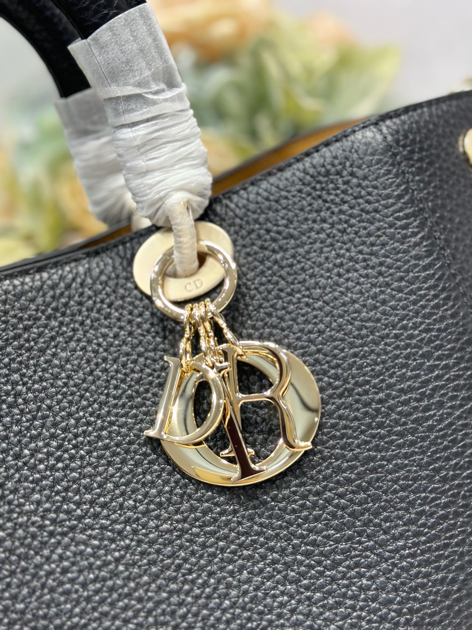 Dior Toujours Medium Black Leather Handbag with CD Lock and Adjustable Straps 5 i1748575262 8970 3
