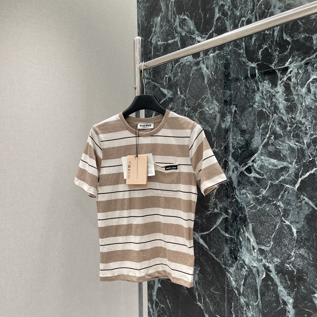 
Miu 25夏季新款 圆领条纹短袖T恤  miu系少女!夏日限定新品!条纹撞色短袖T恤。休闲减龄又时髦