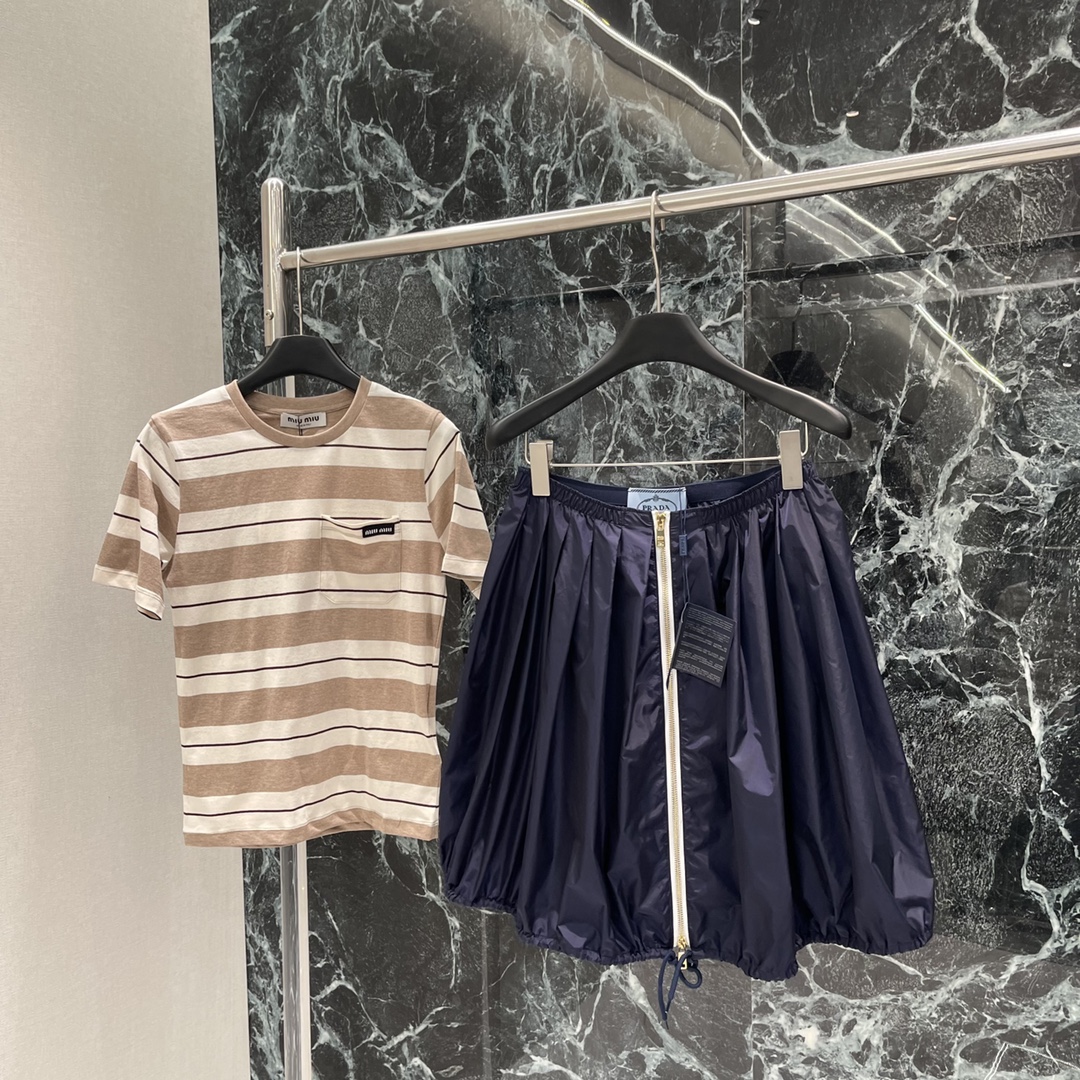 
Miu 25夏季新款 圆领条纹短袖T恤  miu系少女!夏日限定新品!条纹撞色短袖T恤。休闲减龄又时髦