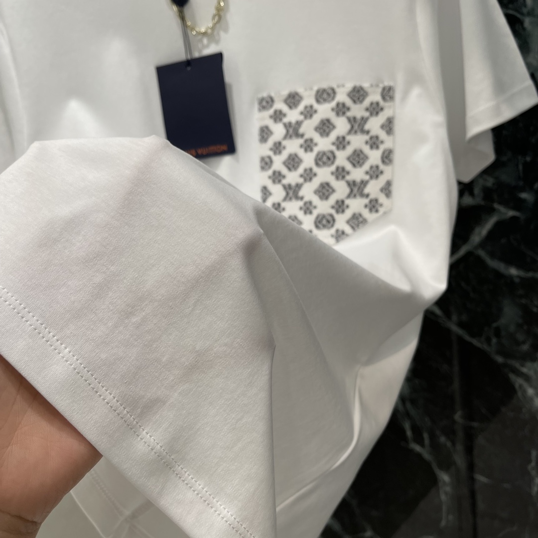 
路易 25夏季新款 印花口袋链条短袖T恤 胸前链条装饰➕口袋印花logo 超时髦新款T恤 个性色调上身