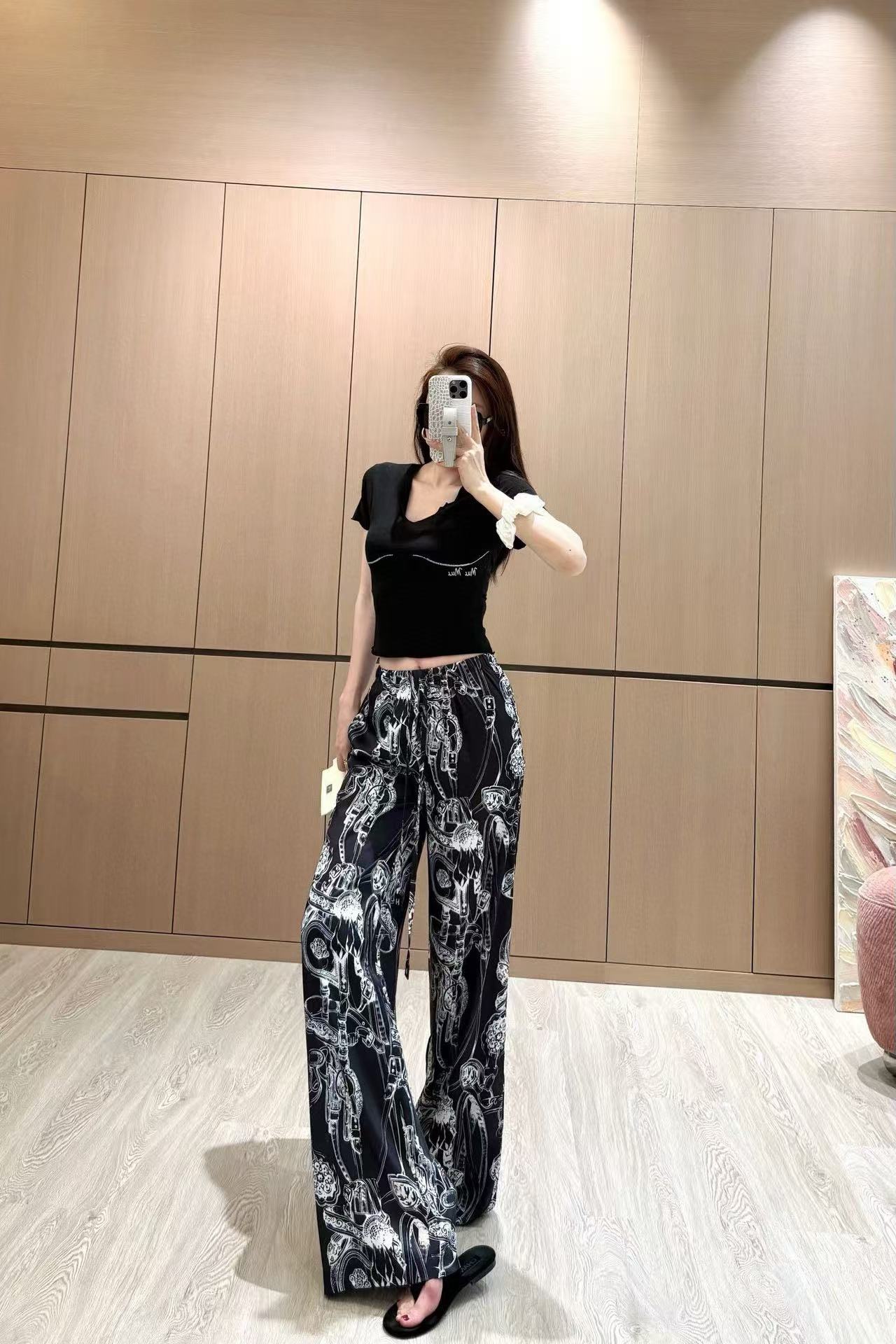 NO:425032,Model number D25061054 HERM*S new style, fashionable belt printed drawstring, elastic waist loose and versatile wide-leg pants!  Black, white, (M size waist circumference 66~76 elastic, hip circumference 102, pants length 104) hair, hermes, alexander wang19860909款号D25061054 HERM*S新款 时尚皮带印花抽绳松紧腰宽松百搭阔腿裤长裤！黑色、白色、（M码腰围66～76松紧,臀围102,裤长104）发,,hermes,alexander wang,Women's clothing