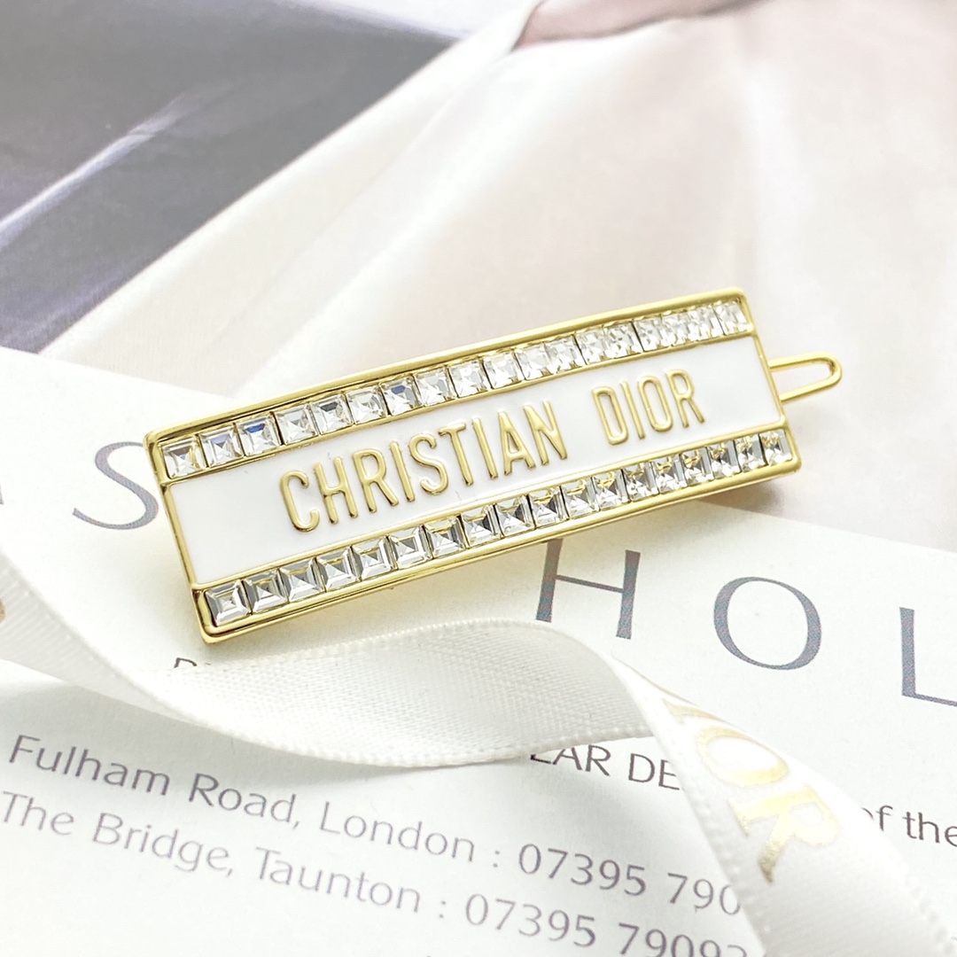“Dior CODE Series Hairpins: Platinum Hairpins with Diamond Detailing and Christian Dior Logo” - 图片 4
