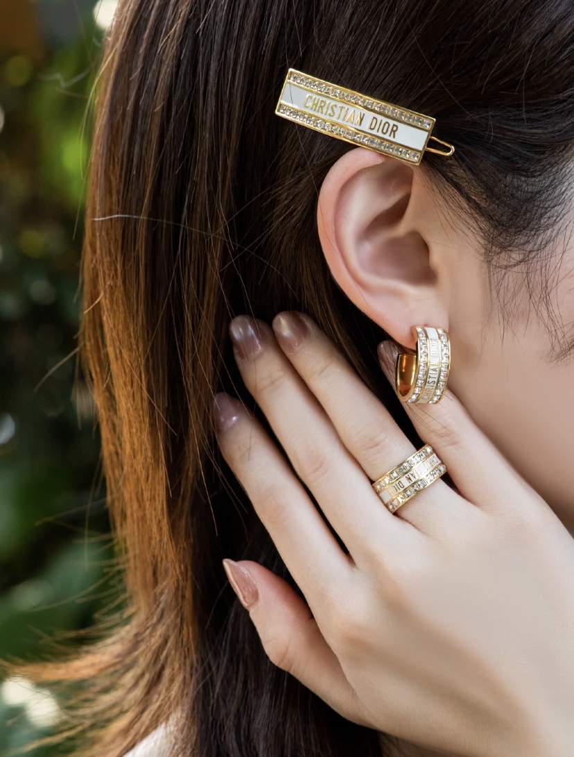 “Dior CODE Series Hairpins: Platinum Hairpins with Diamond Detailing and Christian Dior Logo” - 图片 9