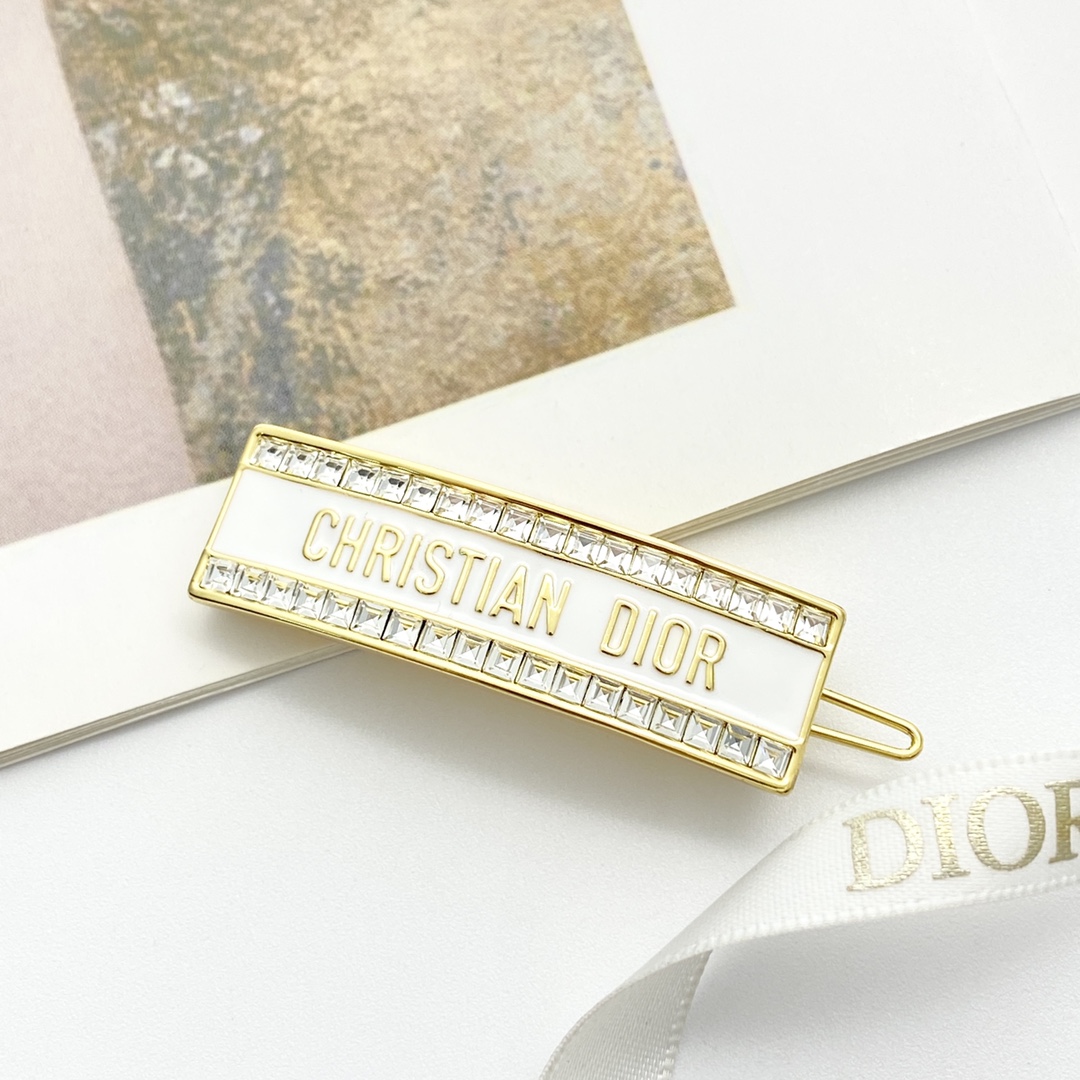 “Dior CODE Series Hairpins: Platinum Hairpins with Diamond Detailing and Christian Dior Logo” - 图片 6