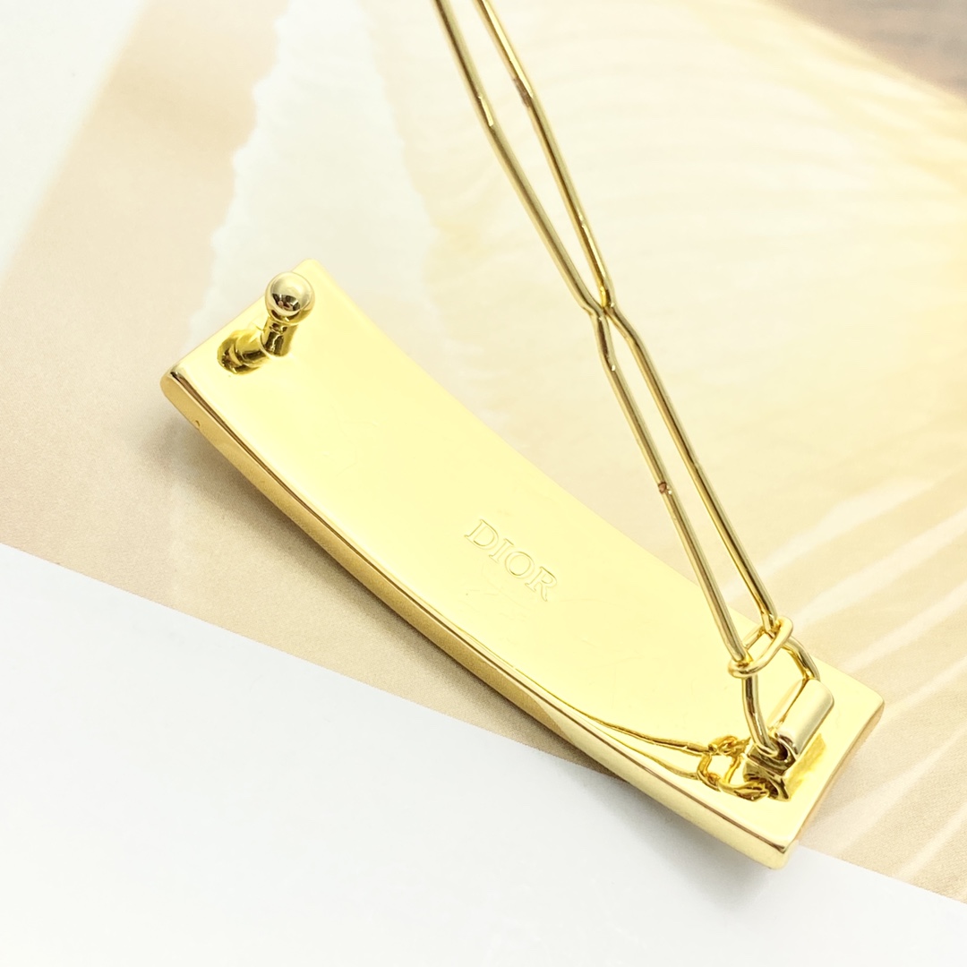 “Dior CODE Series Hairpins: Platinum Hairpins with Diamond Detailing and Christian Dior Logo” - 图片 8