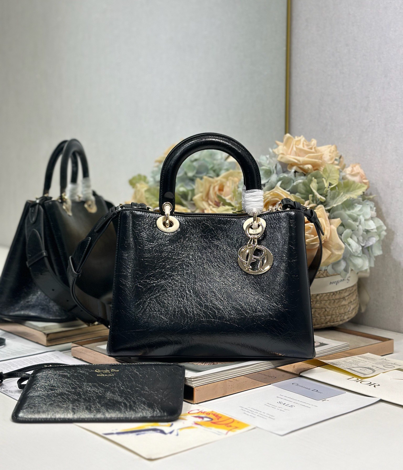 Dior Toujours Medium Zwarte Gedrapeerde Tas, CD Lock Sluiting & Verstelbare Riem