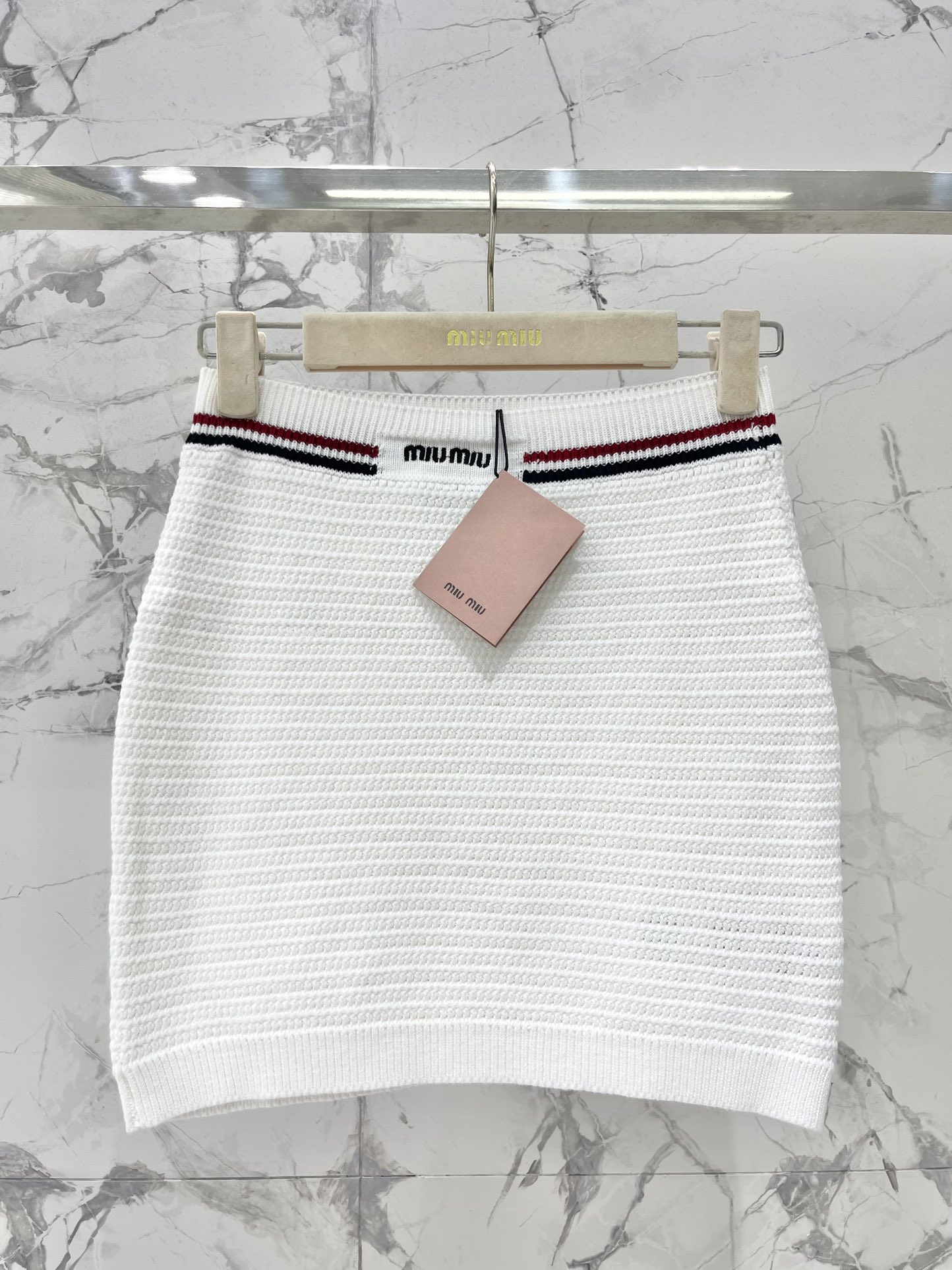 𝗠𝗜𝗨𝗠𝗜𝗨*  缪家新款条纹修身针织迷你裙

👗这条迷你裙的设计，简直是太合我心意了！👀 经典的条纹元