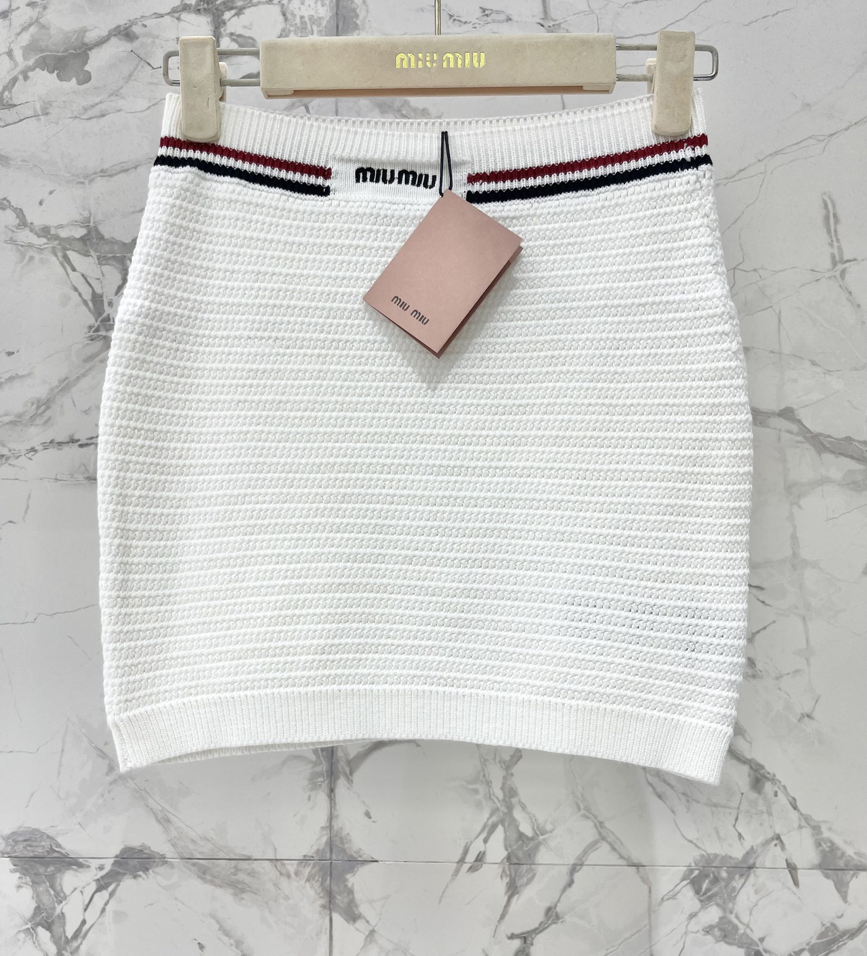 𝗠𝗜𝗨𝗠𝗜𝗨*  缪家新款条纹修身针织迷你裙

👗这条迷你裙的设计，简直是太合我心意了！👀 经典的条纹元