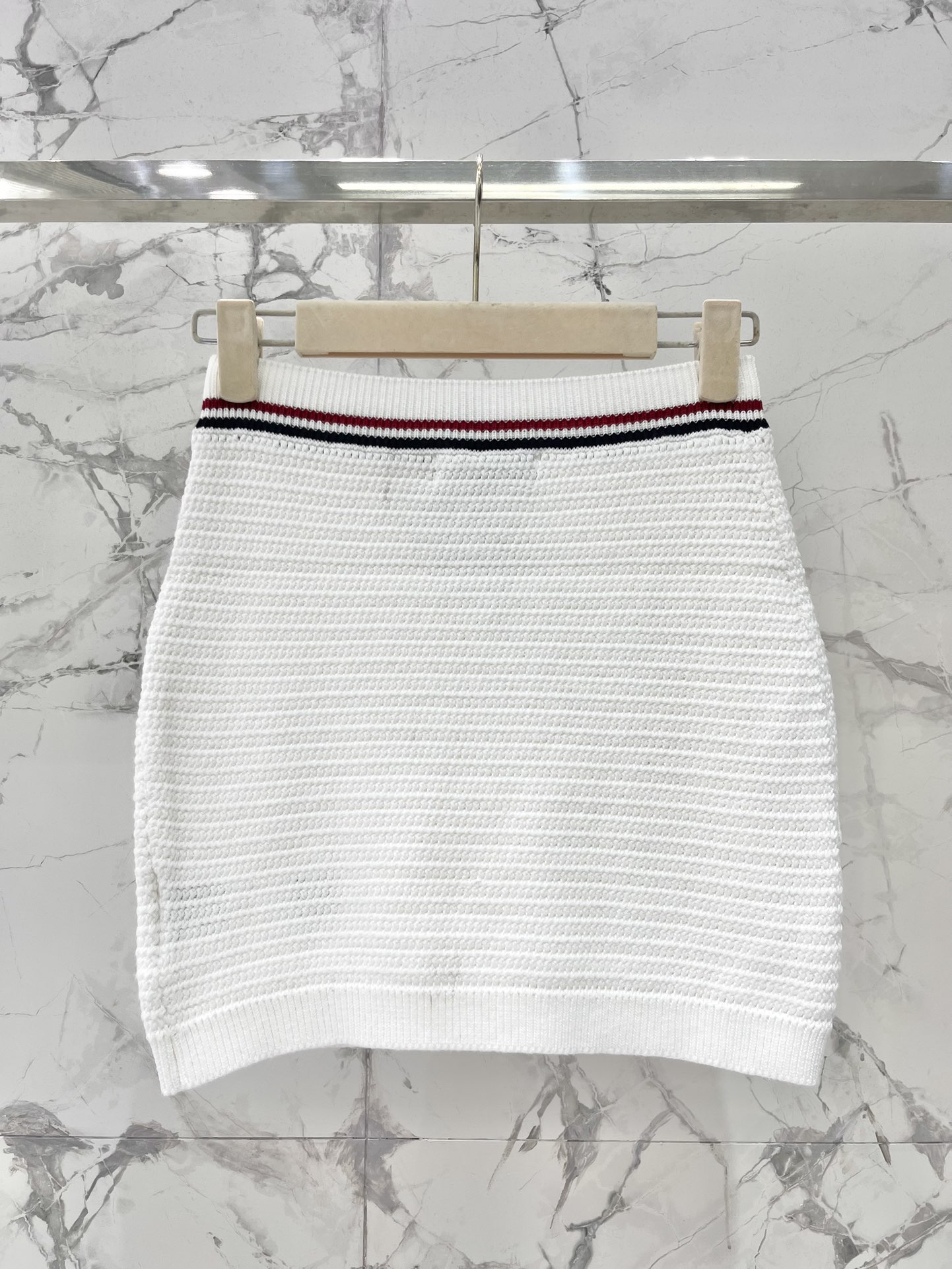 𝗠𝗜𝗨𝗠𝗜𝗨*  缪家新款条纹修身针织迷你裙

👗这条迷你裙的设计，简直是太合我心意了！👀 经典的条纹元
