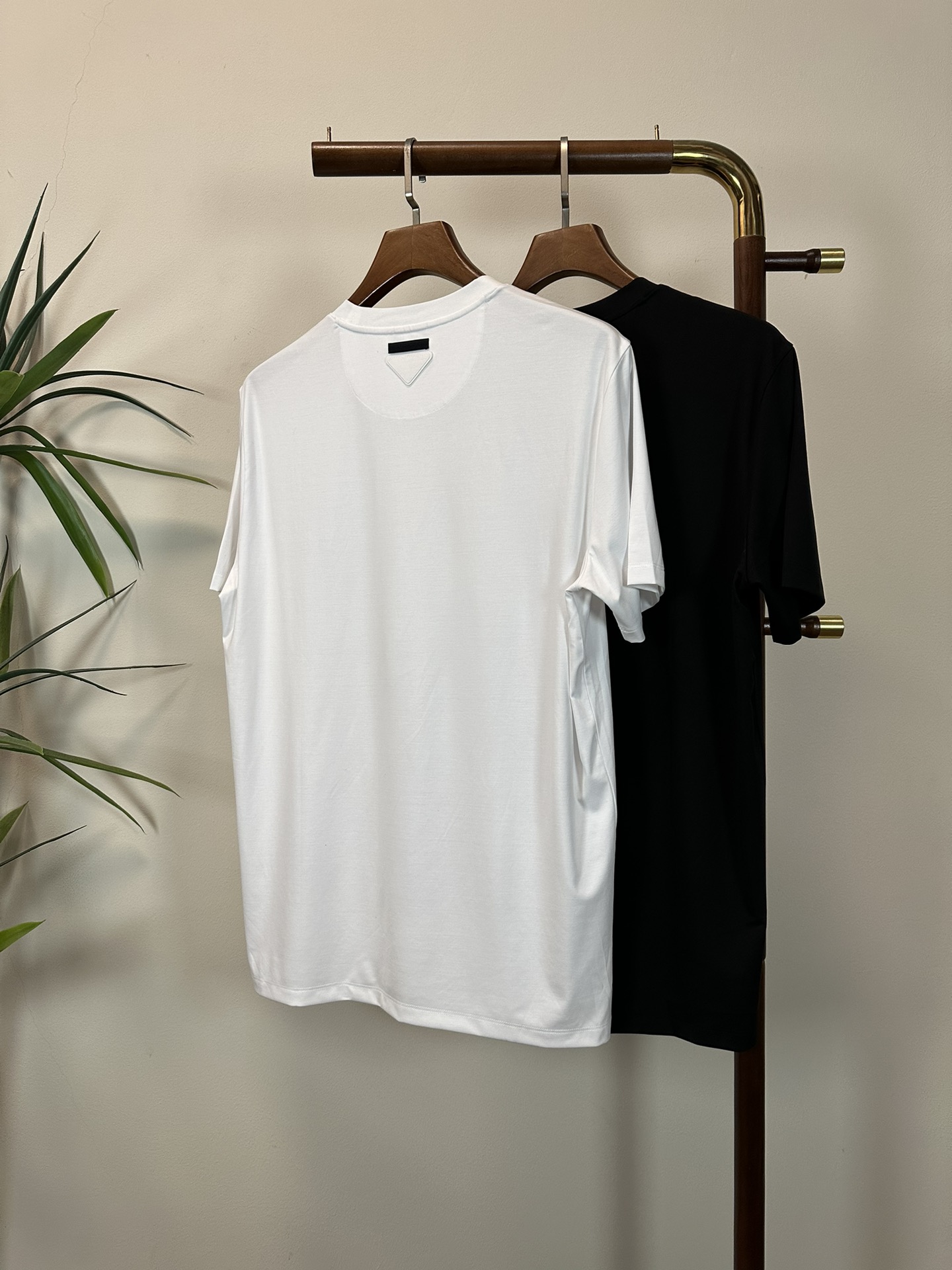 NO:465393,PRA Prada 2025 new round neck short-sleeved T-shirt high-end version!  Customized fabrics for counters are breathable and comfortable, with impeccable details, and the brand element design concept reflects high quality. The feel is delicate and soft!  It is casually cut, with a great upper body style!  Number of codes 48-56, prada, prada, T-shirt, tees, t-shirt, alexander wang19860909PRA 普拉达 2025新款 圆领 短袖 T恤 高端版本！专柜定制面料 透气舒适度高,细节无可挑剔,品牌元素设计理念,体现高品质.手感细腻柔软！呈现休闲裁剪,上身版型超赞！ 码数48-56,,prada,prada,T-shirt,tees，t-shirt,alexander wang,Men's clothing