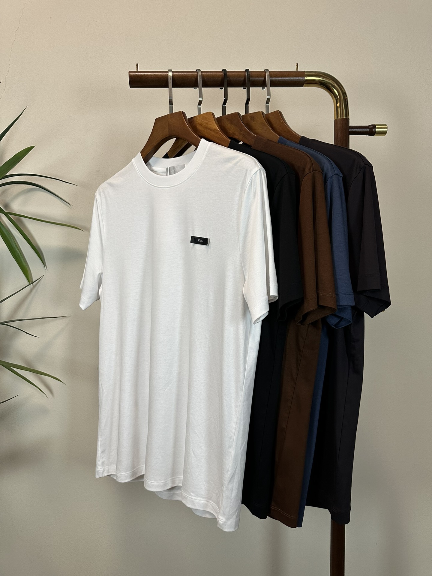 NO:465387,DIOR 2025 new round neck short-sleeved T-shirt high-end version!  Customized fabrics for counters are breathable and comfortable, with impeccable details, and the brand element design concept reflects high quality. The feel is delicate and soft!  It is casually cut, with a great upper body style!  Count 48-56, dior,dior,t-shirt,tees,t-shirt,alexander wang19860909DIOR 迪奥 2025新款 圆领 短袖 T恤 高端版本！专柜定制面料 透气舒适度高,细节无可挑剔,品牌元素设计理念,体现高品质.手感细腻柔软！呈现休闲裁剪,上身版型超赞！ 码数48-56,,dior,dior,T-shirt,tees，t-shirt,alexander wang,Men's clothing