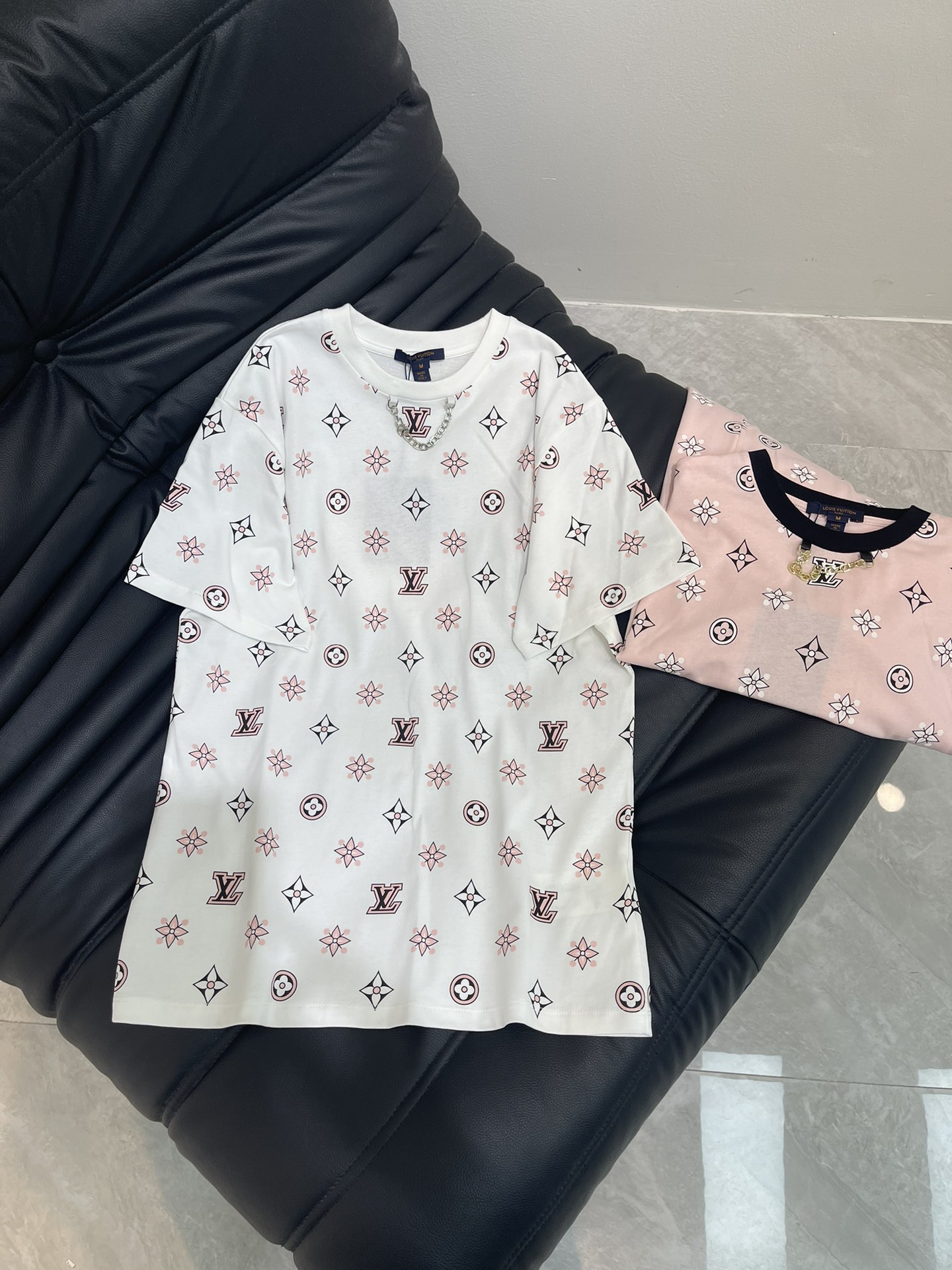 NO:424679,Louis Vuitto* round neck printed chain Customized YB mercerated cotton material breathable and comfortable, full texture, regular short-sleeved T-shirt cut to highlight the brand style Made of gram-weight pure cotton, slightly elastic, and slimming visual effect The neckline is decorated with metal letter chains, threaded edges increase details, large body full of four-leaf clover letters, color is lively and youthful, spring and summer atmosphere increases, single wear and inner wear is brilliant and fashionable SML,,louis vuitton, T-shirt,tees, t-shirt,alexander wang19860909Louis Vuitto*圆领印花链条 定制YB丝光全棉材质 透气舒适 质感十足 常规短袖T恤裁剪 凸显品牌格调 采用克重纯棉制成 略带有弹力 呈现显瘦视觉效果 领口以金属字母链条装饰 螺纹包边增加细节处理 大身满印四叶草字母图案 用色活泼青春 春夏气氛骤增 单穿内搭都出彩时髦 SML,,louis vuitton,T-shirt,tees，t-shirt,alexander wang,Women's clothing