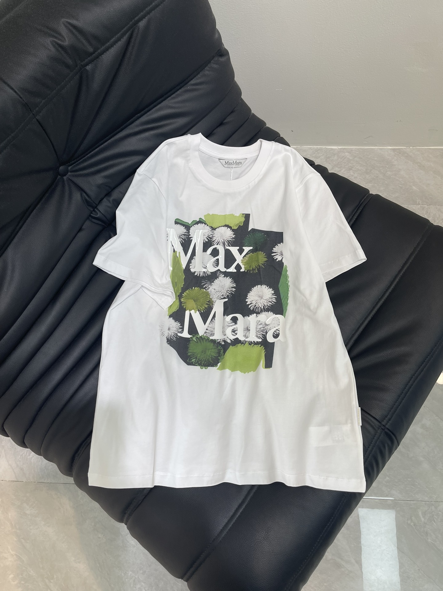 NO:424687,Max mar* printed round neck Customized YB native cotton material breathable and comfortable, full texture Loose short-sleeved T-shirt cut to highlight the brand style Made of gram-weight pure cotton, full of drape and slimming visual effect YB development The whole garment chest uses printing technology and contrasting colors to outline the fresh style of dandelion and letter logo patterns. Elegant and artistic sense enhances the brand identity. Fashionable and high-end feel immediately creates a personal style. Fashionable and relaxed. The inner wear is brilliant and fashionable. SML, T-shirt,tees, t-shirt,alexander wang19860909Max mar*印花圆领 定制YB原生全棉材质 透气舒适 质感十足 宽松短袖T恤裁剪 凸显品牌格调 采用克重纯棉制成 垂坠感十足 呈现显瘦视觉效果 YB开发 整件成衣胸前利用印花工艺和撞色勾勒出清新风格的蒲公英和字母徽标图案 优雅艺术感加强品牌标识度 时尚高级感立现 打造个性风格 时髦松弛 单穿内搭都出彩时髦 SML,,T-shirt,tees，t-shirt,alexander wang,Women's clothing