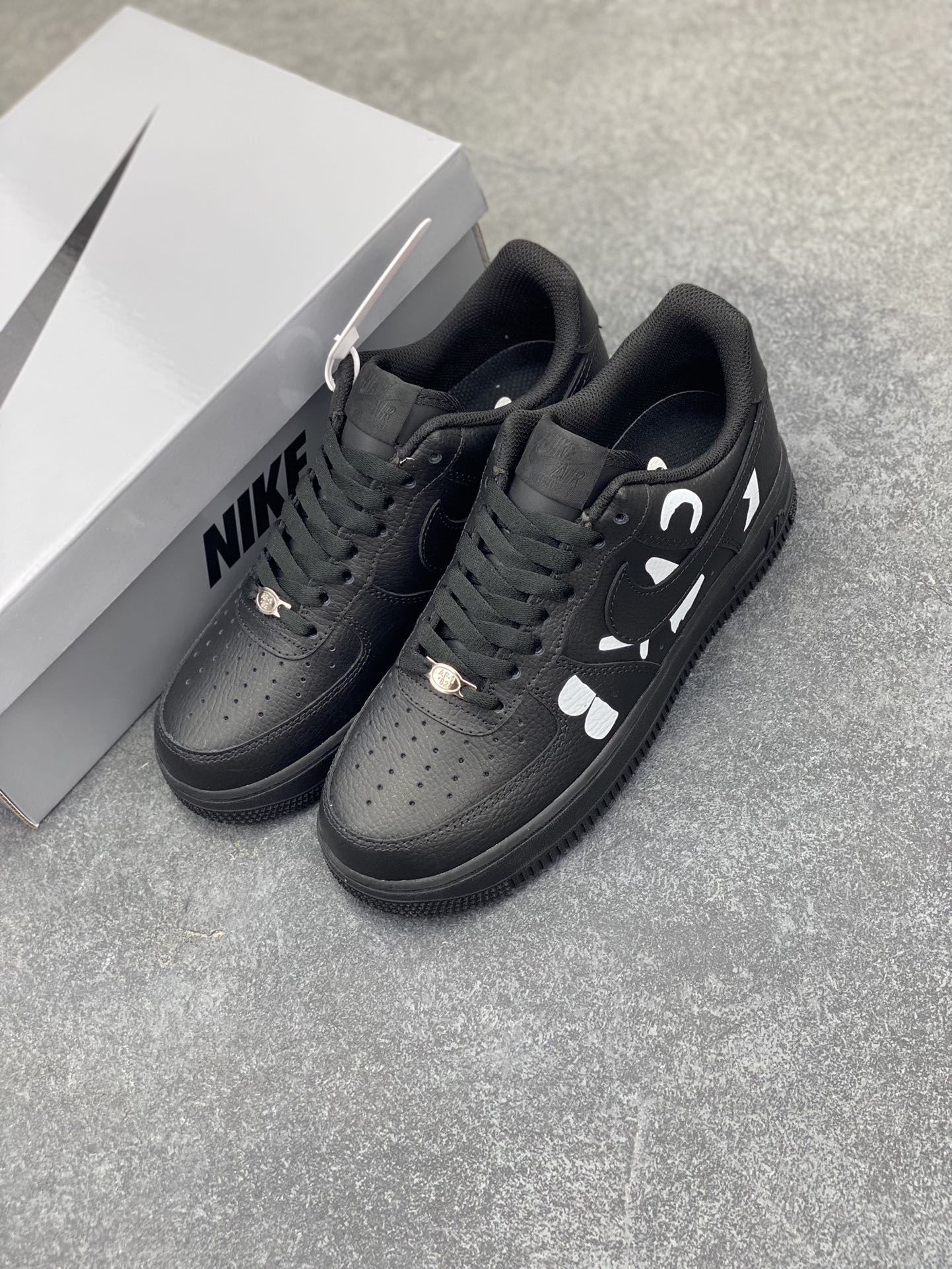 图片[8]-Black COMME DES GARCONS ×Nike Air Force 1 Low CDG联名空军一号低帮休闲板鞋 原鞋开发 原楦头原纸板 配件齐全 纯正版型 正品NFC感应芯片 内置全掌气垫 货号：IB9949-001 尺码：36 36.5 37.5 38 38.5 39 40 40.5 41 42 42.5 43 44 44.5 45-选品中心