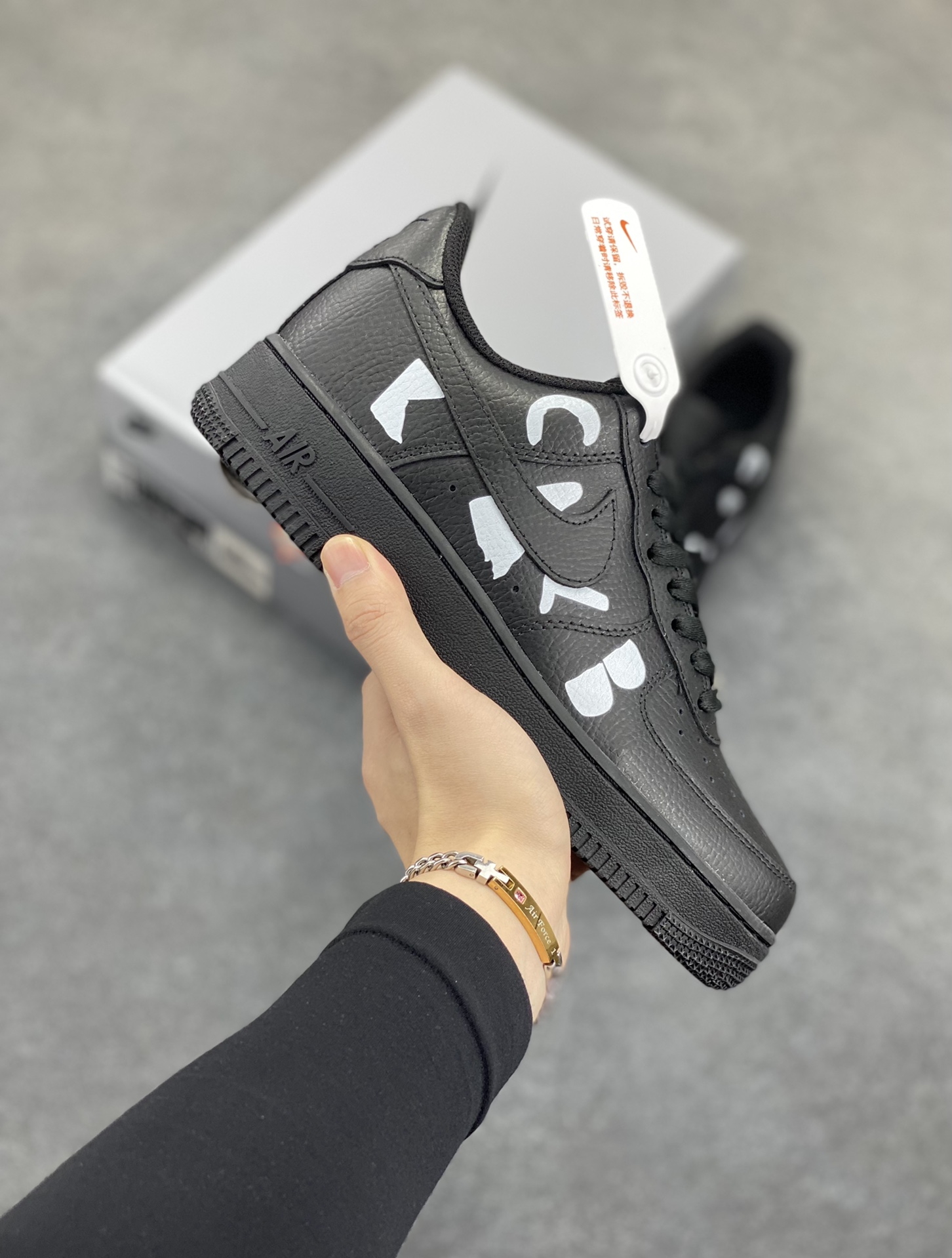 Black COMME DES GARCONS ×Nike Air Force 1 Low CDG联名空军一号低帮休闲板鞋 原鞋开发 原楦头原纸板 配件齐全 纯正版型 正品NFC感应芯片 内置全掌气垫 货号:IB9949-001 尺码:36 36.5 37.5 38 38.5 39 40 40.5 41 42 42.5 43 44 44.5 45-选品中心