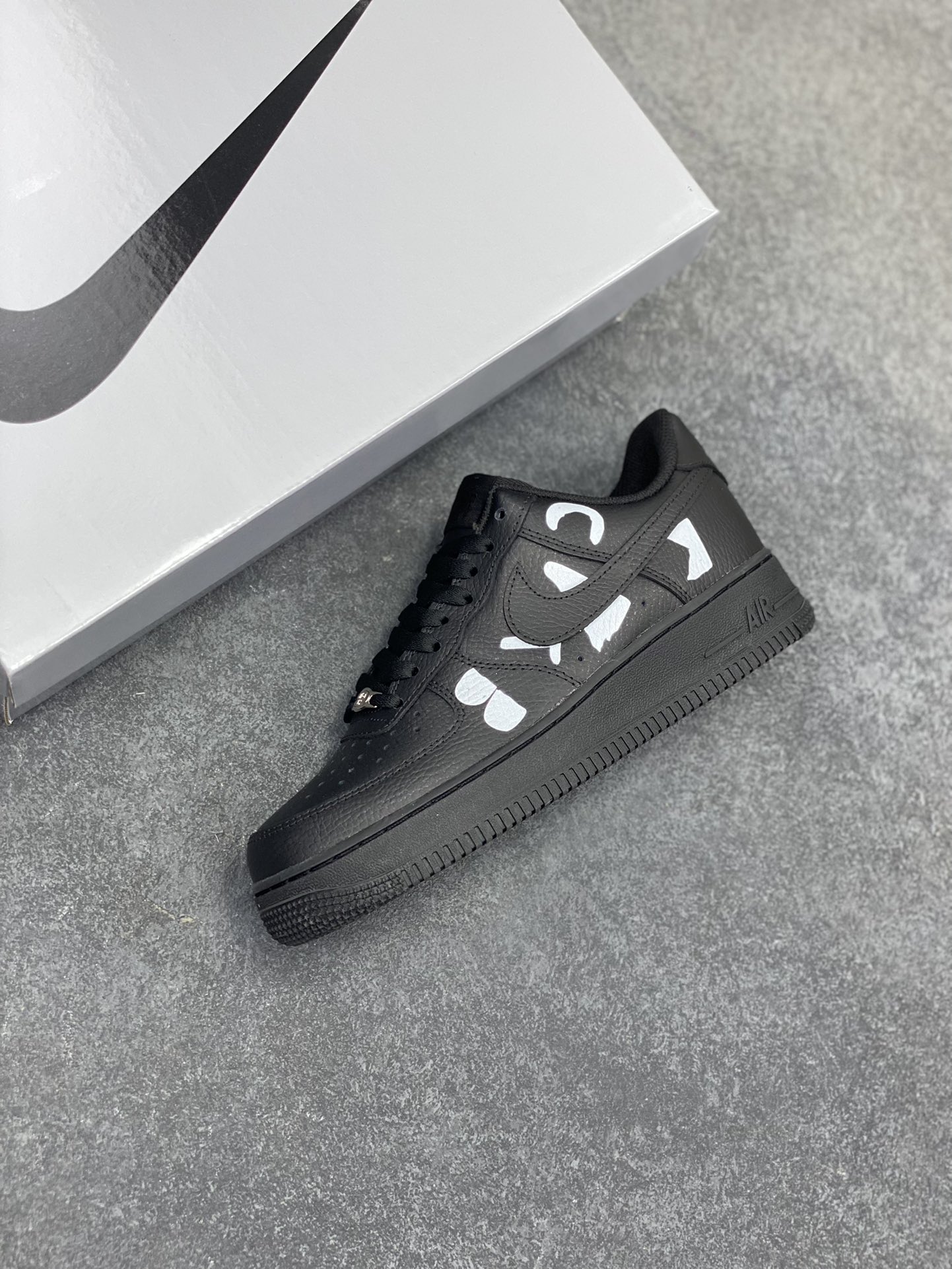 图片[7]-Black COMME DES GARCONS ×Nike Air Force 1 Low CDG联名空军一号低帮休闲板鞋 原鞋开发 原楦头原纸板 配件齐全 纯正版型 正品NFC感应芯片 内置全掌气垫 货号：IB9949-001 尺码：36 36.5 37.5 38 38.5 39 40 40.5 41 42 42.5 43 44 44.5 45-选品中心