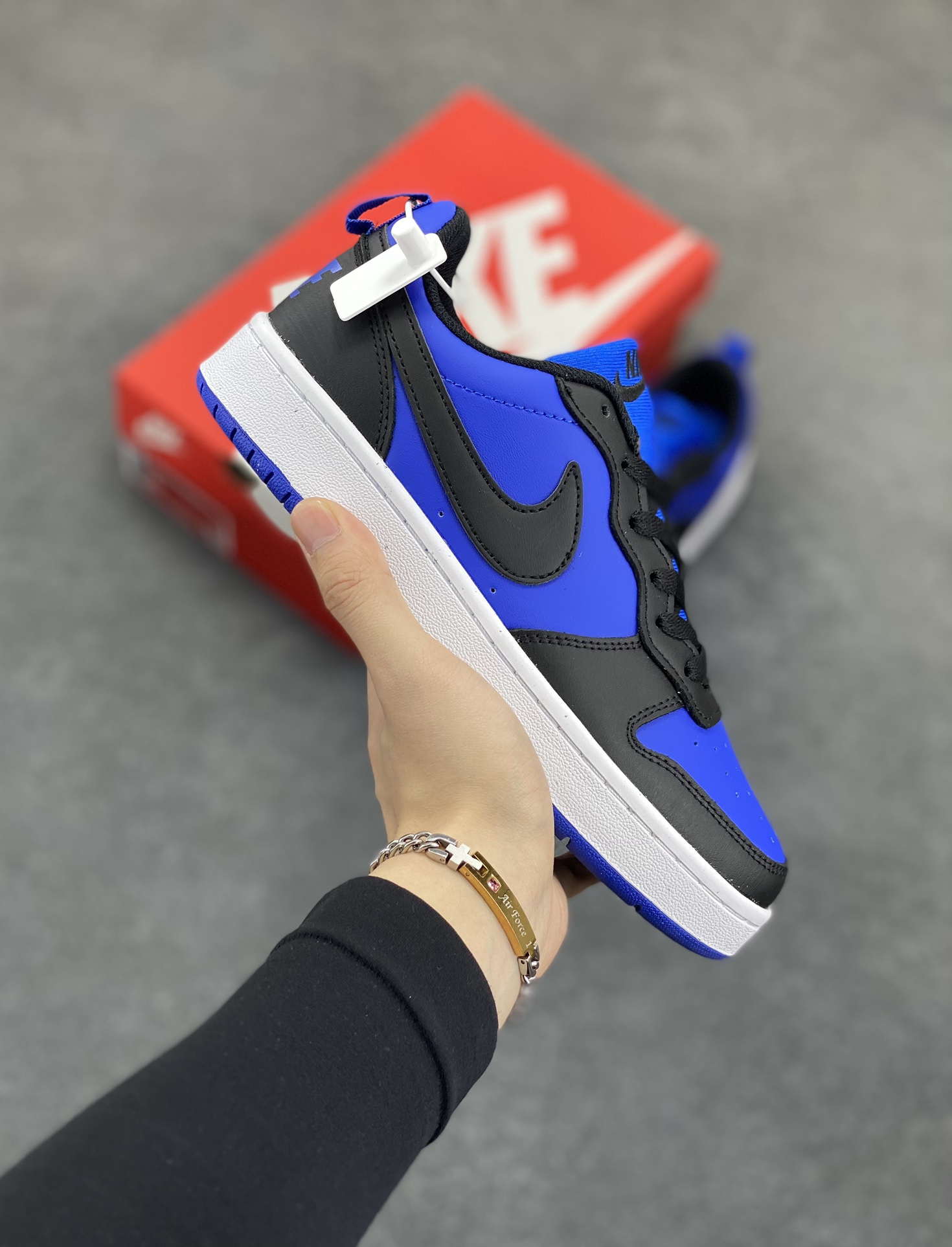 福利特价 Nike Court Borough Low 低帮百搭透气休闲运动板鞋男女鞋 经典耐用的设计，兼顾舒适脚感和出众风范，演绎匠心之作。结构性的支撑贴合感结合复古篮球设计，塑就场外全明星风范。 货号：HM6293-480 尺码：36 36.5 37.5 38 38.5 39 40 40.5 41 42 42.5 43 44 45-选品中心