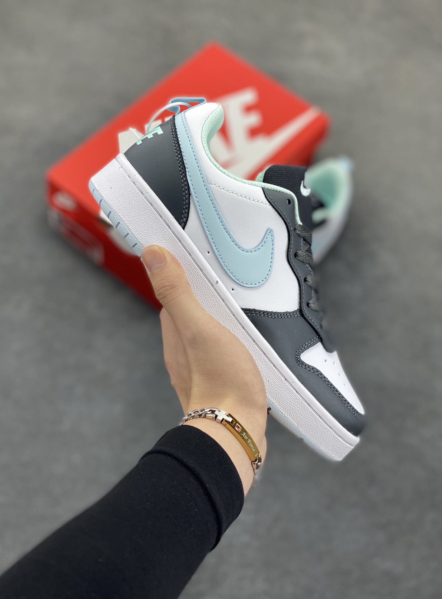 福利特价 Nike Court Borough Low 低帮百搭透气休闲运动板鞋男女鞋 经典耐用的设计,兼顾舒适脚感和出众风范,演绎匠心之作。结构性的支撑贴合感结合复古篮球设计,塑就场外全明星风范。 货号:HQ3258-060 尺码:36 36.5 37.5 38 38.5 39 40 40.5 41 42 42.5 43 44 45-选品中心