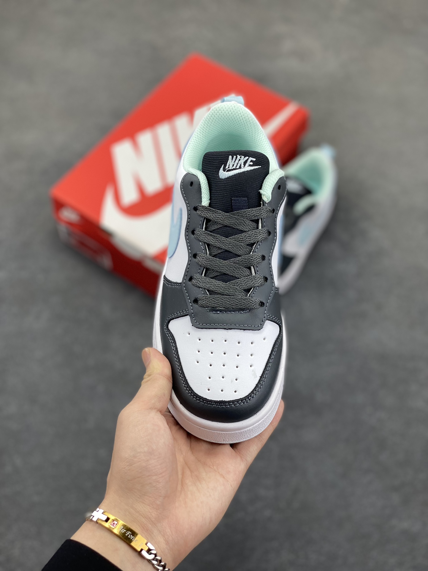 图片[2]-福利特价 Nike Court Borough Low 低帮百搭透气休闲运动板鞋男女鞋 经典耐用的设计，兼顾舒适脚感和出众风范，演绎匠心之作。结构性的支撑贴合感结合复古篮球设计，塑就场外全明星风范。 货号：HQ3258-060 尺码：36 36.5 37.5 38 38.5 39 40 40.5 41 42 42.5 43 44 45-选品中心