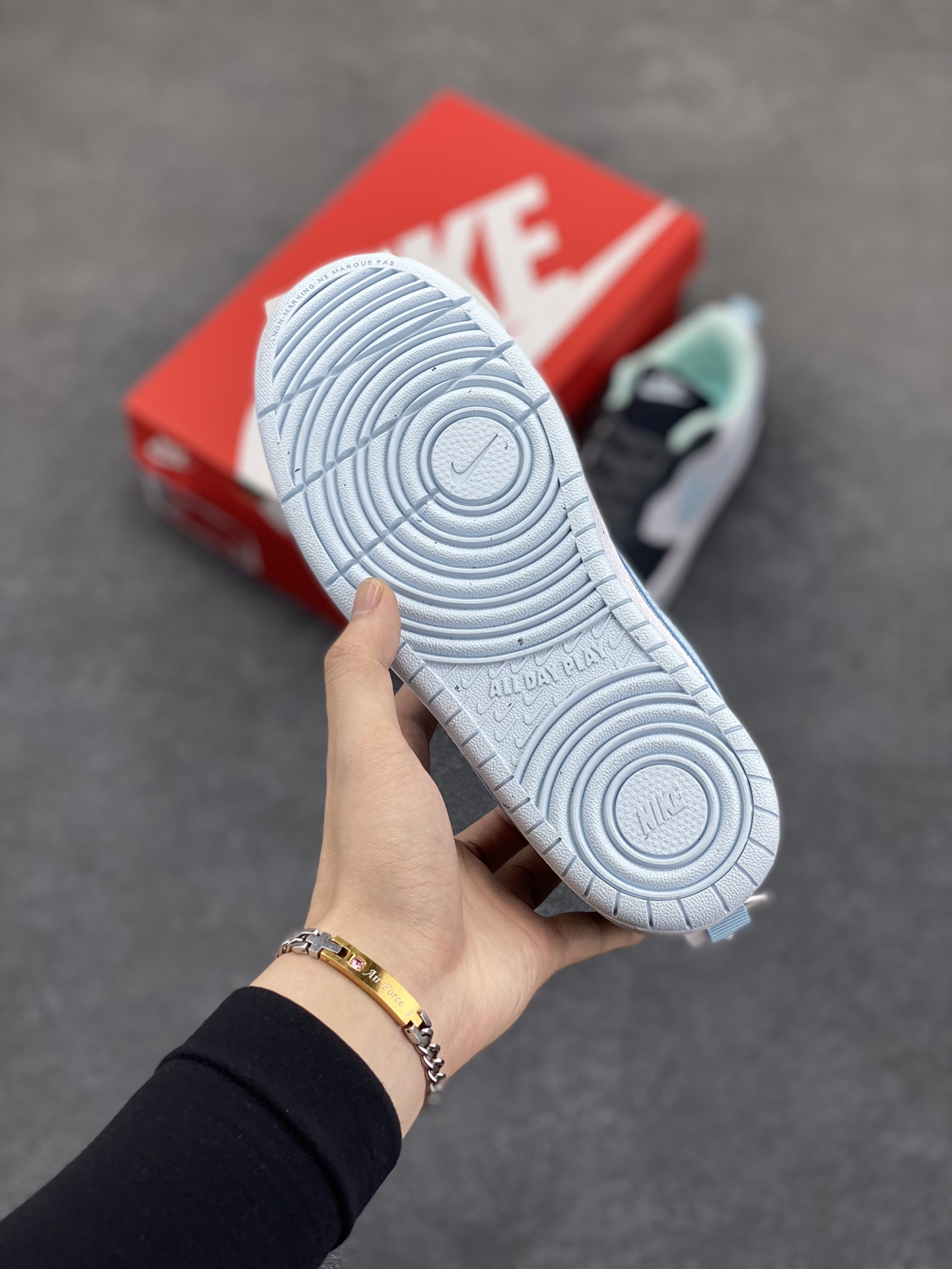 图片[5]-福利特价 Nike Court Borough Low 低帮百搭透气休闲运动板鞋男女鞋 经典耐用的设计，兼顾舒适脚感和出众风范，演绎匠心之作。结构性的支撑贴合感结合复古篮球设计，塑就场外全明星风范。 货号：HQ3258-060 尺码：36 36.5 37.5 38 38.5 39 40 40.5 41 42 42.5 43 44 45-选品中心