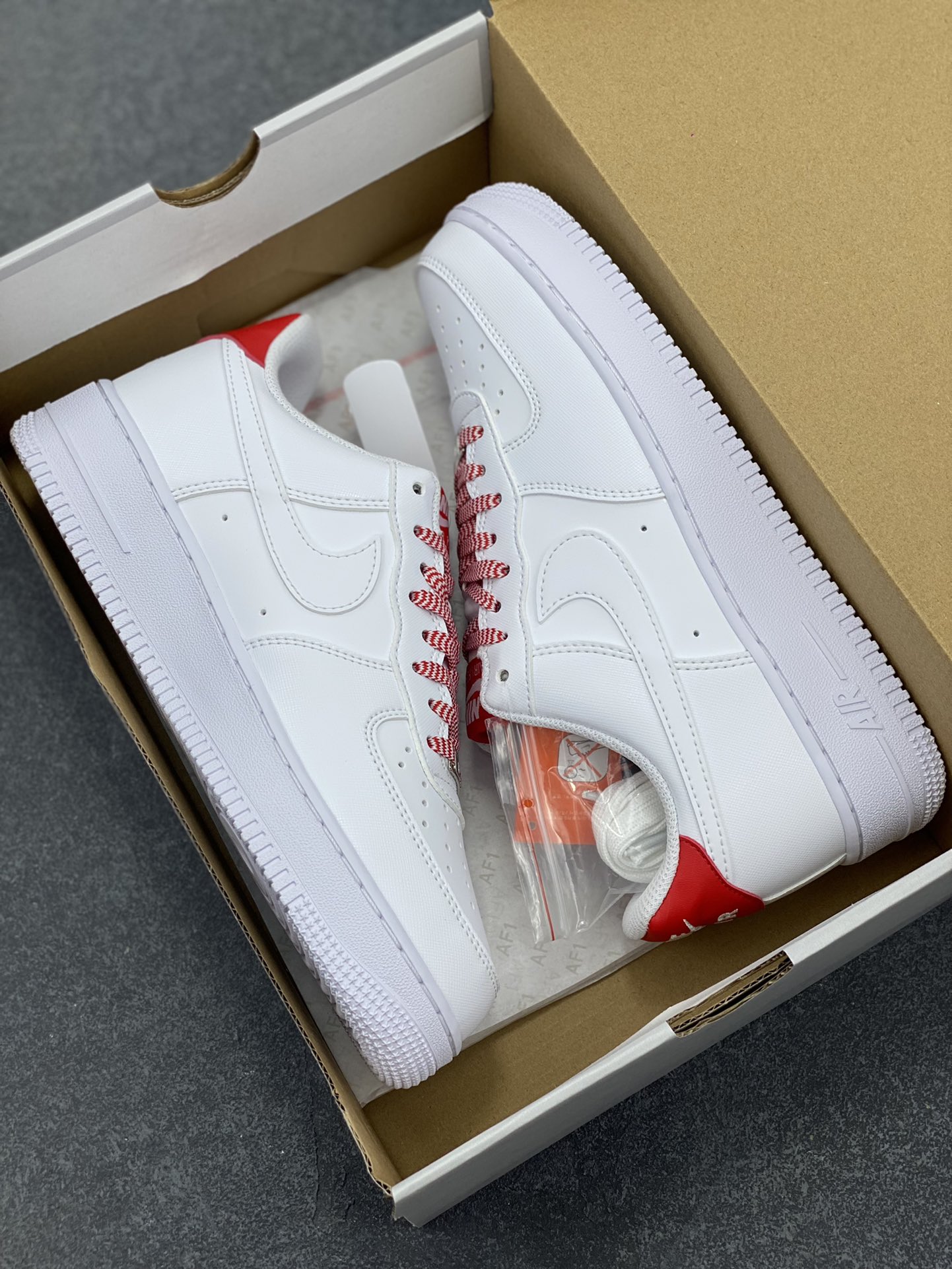 图片[9]-Nike Air Force 1 Low 压纹白红 原楦头原纸板 打造纯正空军版型 专注外贸渠道 全掌内置蜂窝气垫 原盒配件 原厂中底钢印、拉帮完美 货号：IB7167-103 尺码：36 36.5 37.5 38 38.5 39 40 40.5 41 42 42.5 43 44 44.5 45-选品中心