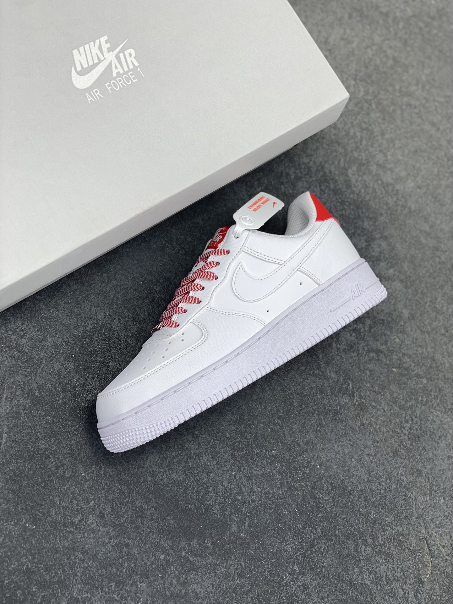 图片[7]-Nike Air Force 1 Low 压纹白红 原楦头原纸板 打造纯正空军版型 专注外贸渠道 全掌内置蜂窝气垫 原盒配件 原厂中底钢印、拉帮完美 货号：IB7167-103 尺码：36 36.5 37.5 38 38.5 39 40 40.5 41 42 42.5 43 44 44.5 45-选品中心