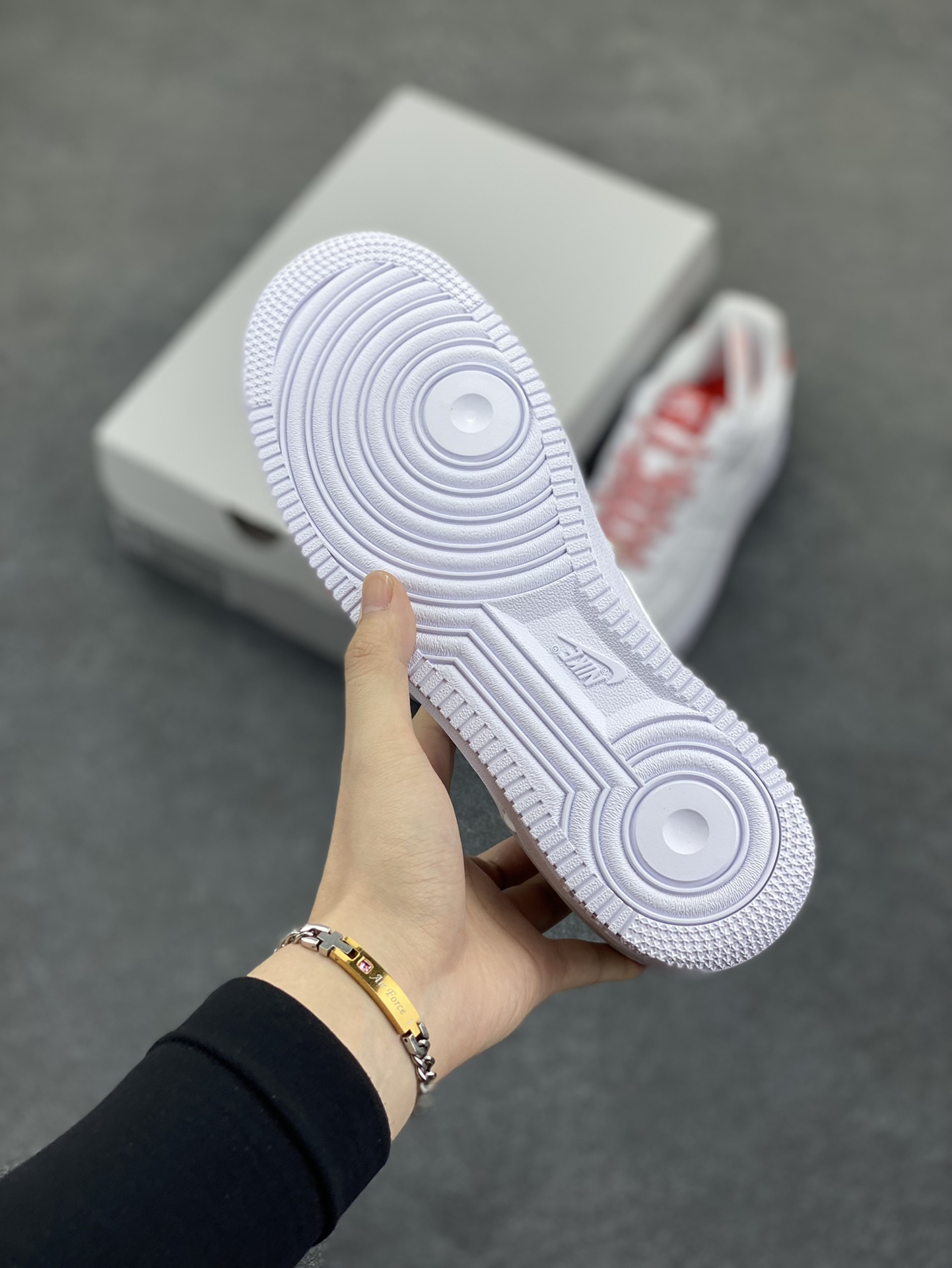 图片[5]-Nike Air Force 1 Low 压纹白红 原楦头原纸板 打造纯正空军版型 专注外贸渠道 全掌内置蜂窝气垫 原盒配件 原厂中底钢印、拉帮完美 货号：IB7167-103 尺码：36 36.5 37.5 38 38.5 39 40 40.5 41 42 42.5 43 44 44.5 45-选品中心