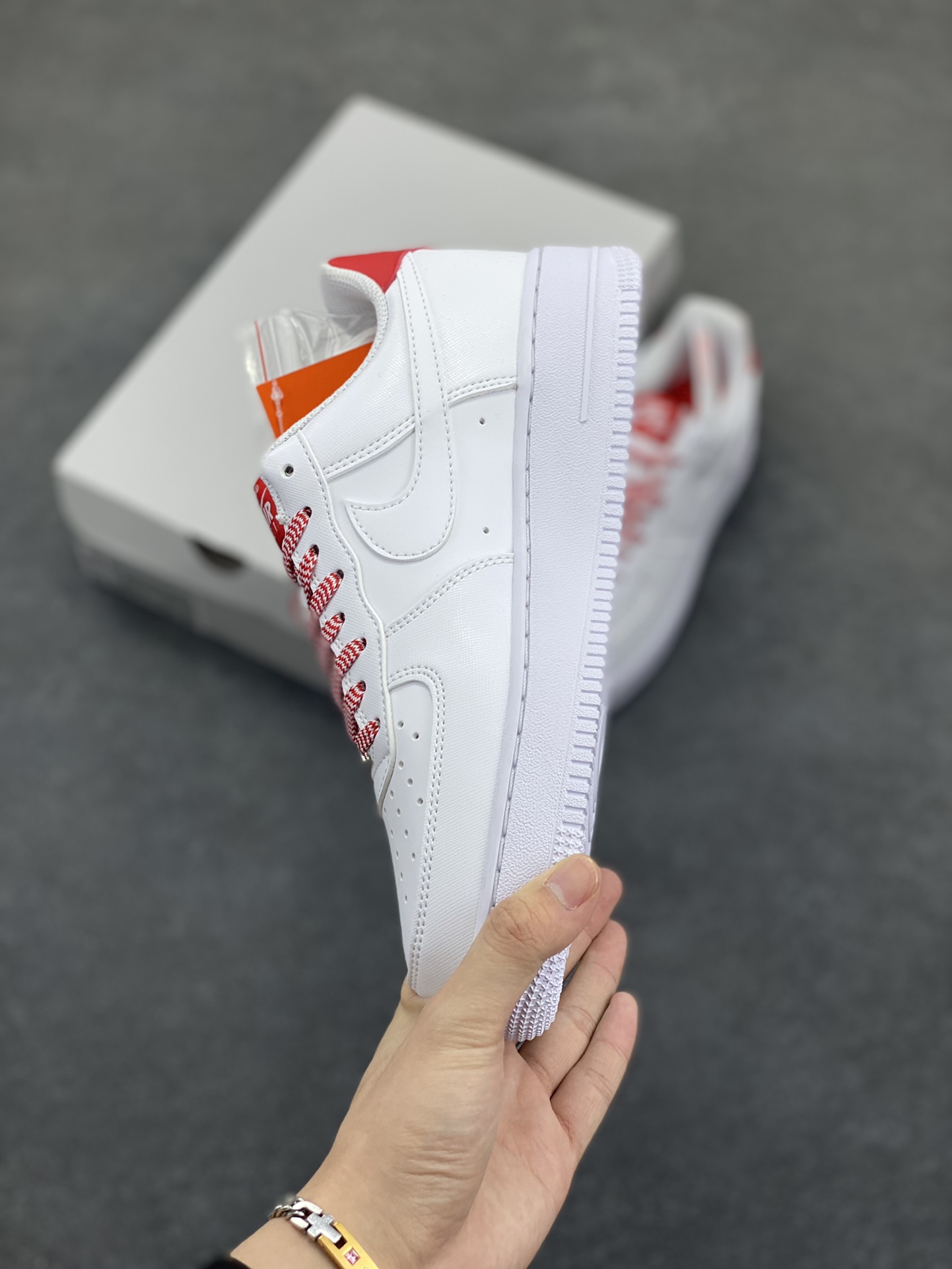 图片[3]-Nike Air Force 1 Low 压纹白红 原楦头原纸板 打造纯正空军版型 专注外贸渠道 全掌内置蜂窝气垫 原盒配件 原厂中底钢印、拉帮完美 货号：IB7167-103 尺码：36 36.5 37.5 38 38.5 39 40 40.5 41 42 42.5 43 44 44.5 45-选品中心