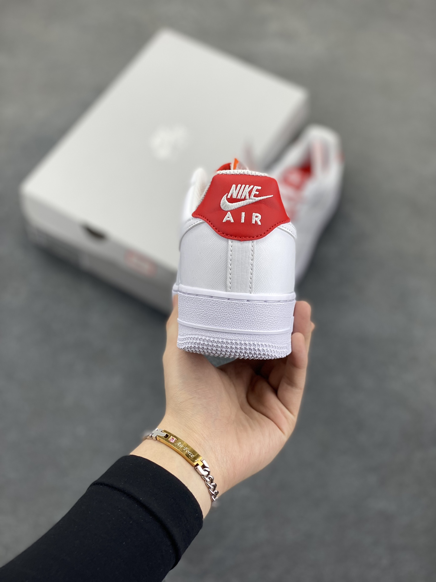 图片[4]-Nike Air Force 1 Low 压纹白红 原楦头原纸板 打造纯正空军版型 专注外贸渠道 全掌内置蜂窝气垫 原盒配件 原厂中底钢印、拉帮完美 货号：IB7167-103 尺码：36 36.5 37.5 38 38.5 39 40 40.5 41 42 42.5 43 44 44.5 45-选品中心