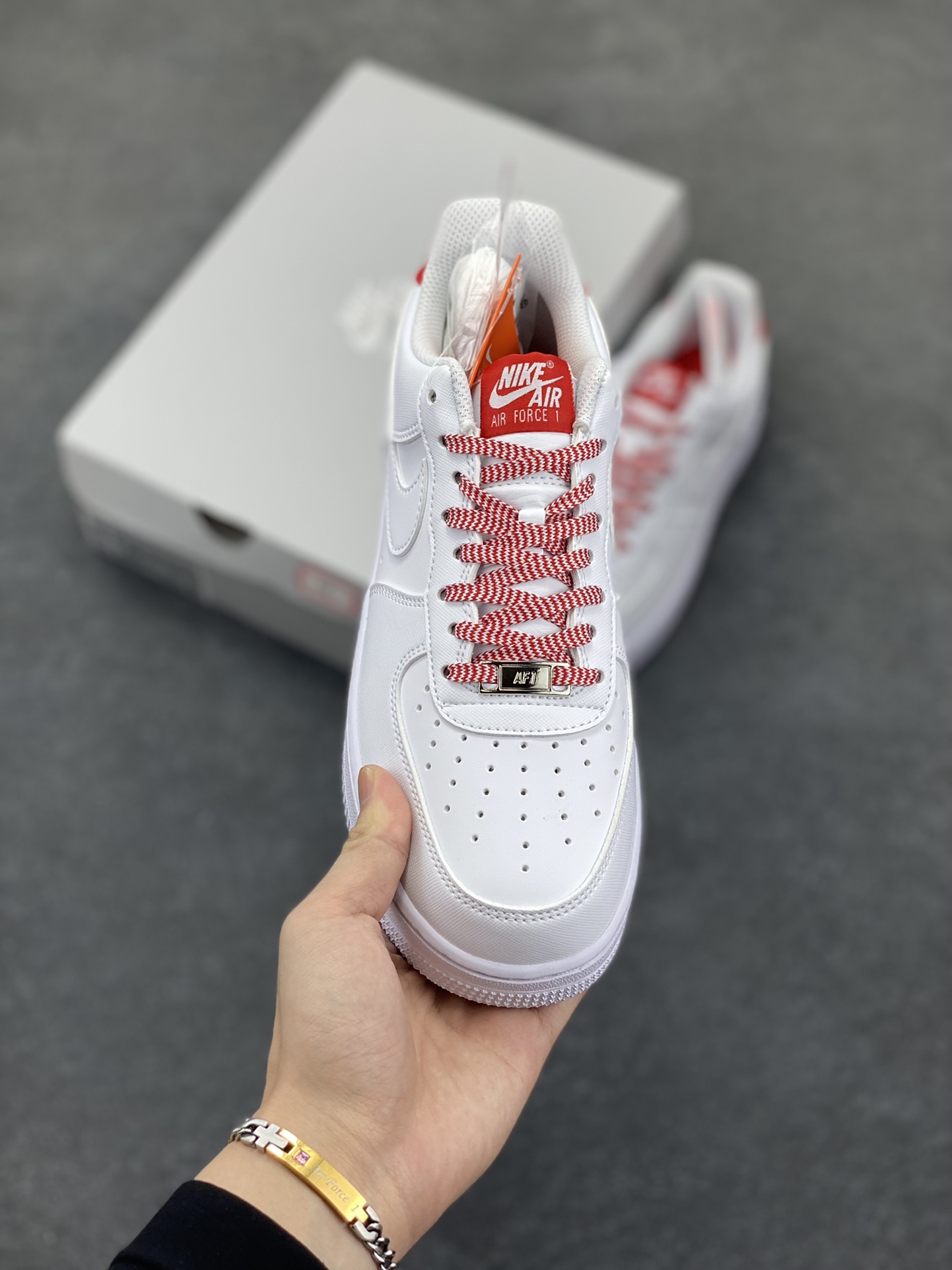 图片[2]-Nike Air Force 1 Low 压纹白红 原楦头原纸板 打造纯正空军版型 专注外贸渠道 全掌内置蜂窝气垫 原盒配件 原厂中底钢印、拉帮完美 货号：IB7167-103 尺码：36 36.5 37.5 38 38.5 39 40 40.5 41 42 42.5 43 44 44.5 45-选品中心