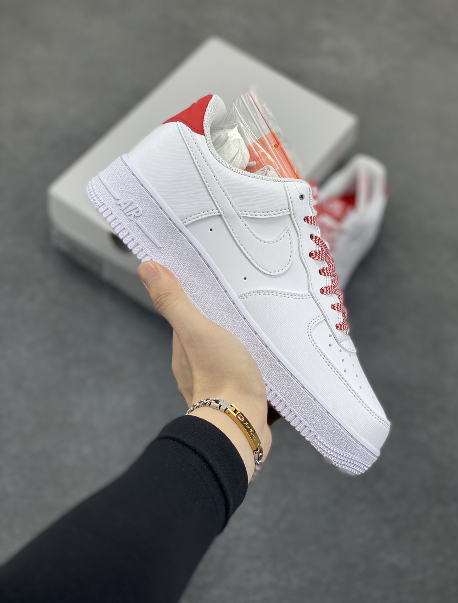 Nike Air Force 1 Low 压纹白红 原楦头原纸板 打造纯正空军版型 专注外贸渠道 全掌内置蜂窝气垫 原盒配件 原厂中底钢印、拉帮完美 货号：IB7167-103 尺码：36 36.5 37.5 38 38.5 39 40 40.5 41 42 42.5 43 44 44.5 45-选品中心