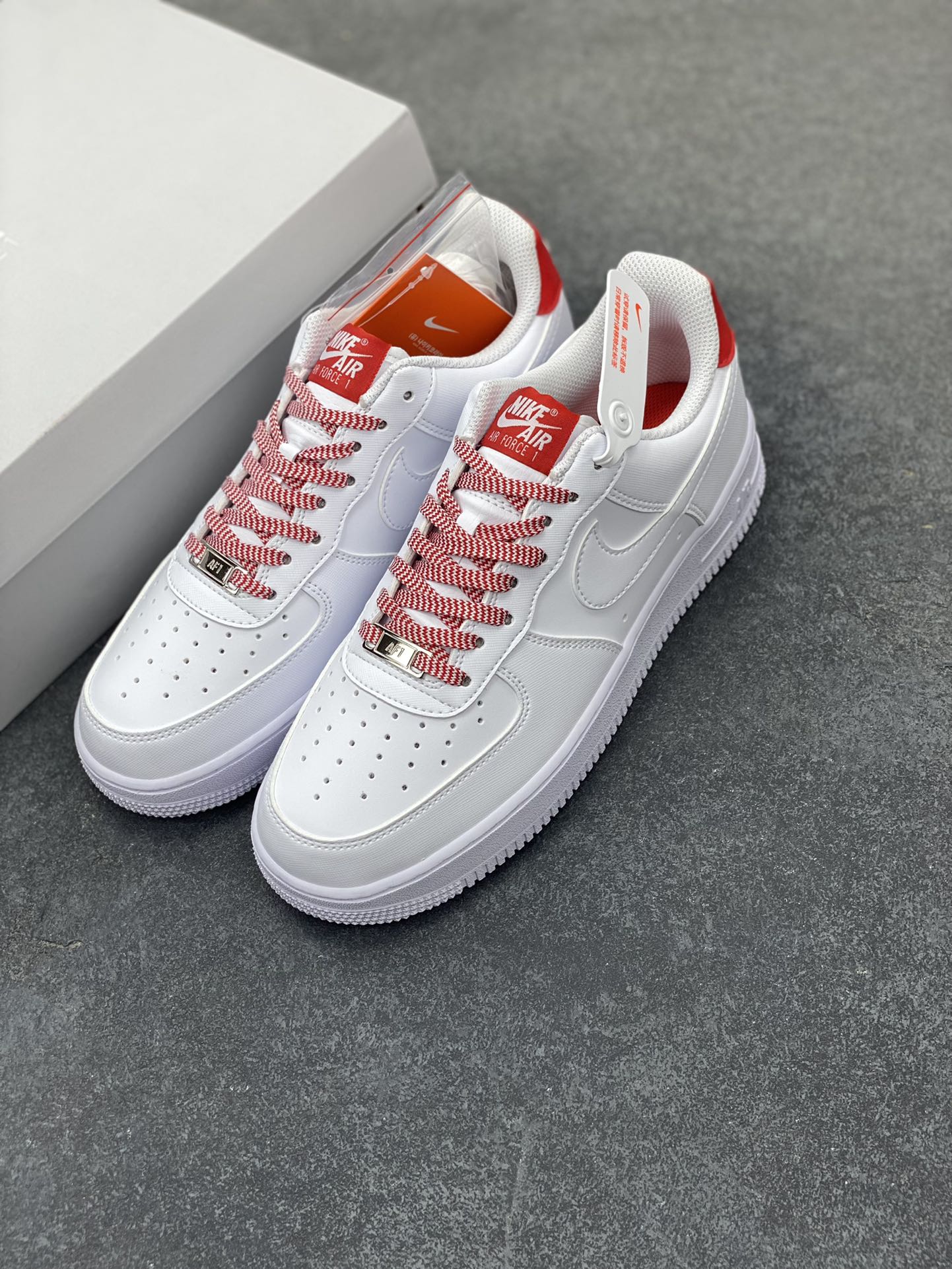 图片[8]-Nike Air Force 1 Low 压纹白红 原楦头原纸板 打造纯正空军版型 专注外贸渠道 全掌内置蜂窝气垫 原盒配件 原厂中底钢印、拉帮完美 货号：IB7167-103 尺码：36 36.5 37.5 38 38.5 39 40 40.5 41 42 42.5 43 44 44.5 45-选品中心