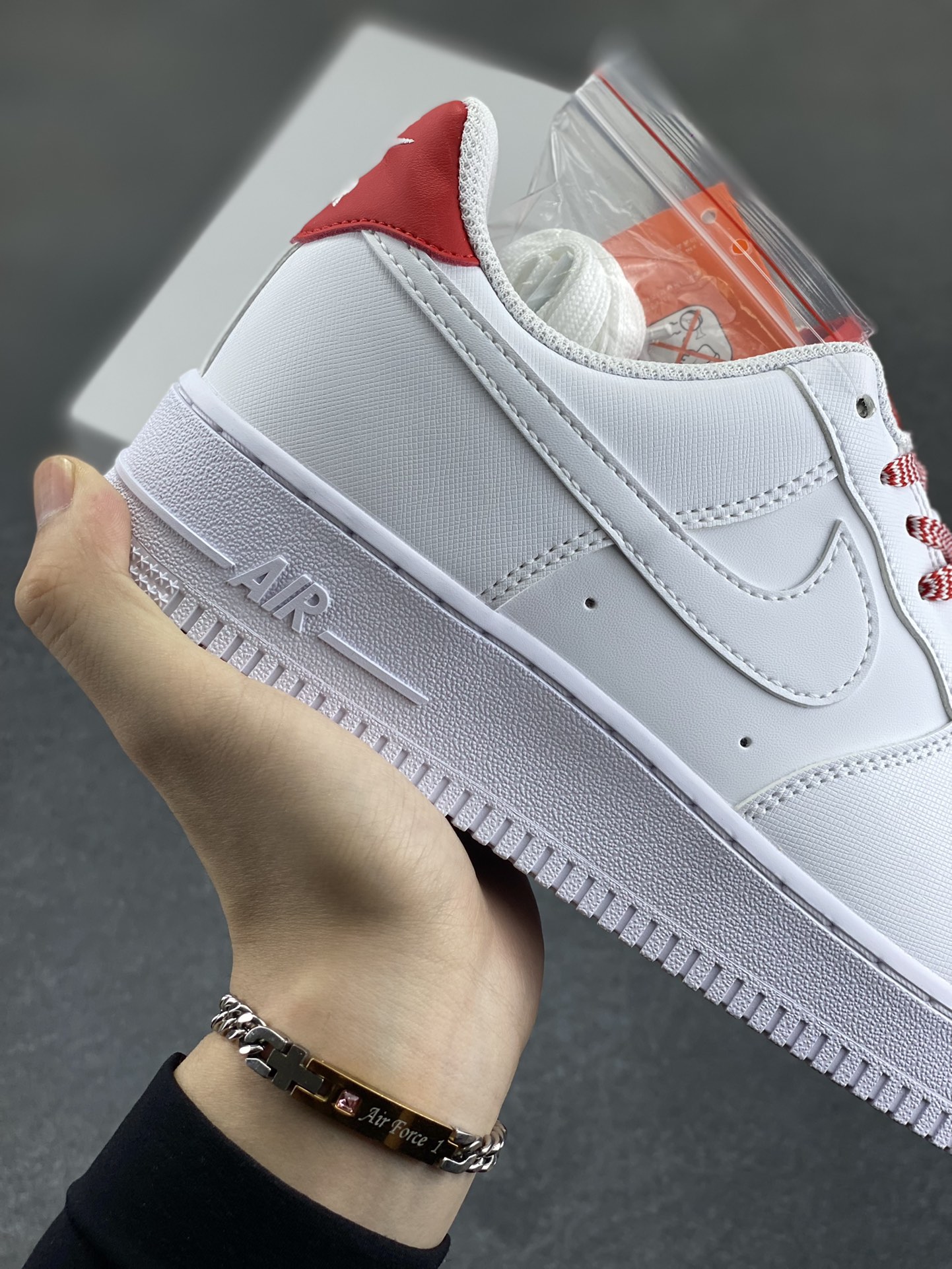 图片[6]-Nike Air Force 1 Low 压纹白红 原楦头原纸板 打造纯正空军版型 专注外贸渠道 全掌内置蜂窝气垫 原盒配件 原厂中底钢印、拉帮完美 货号：IB7167-103 尺码：36 36.5 37.5 38 38.5 39 40 40.5 41 42 42.5 43 44 44.5 45-选品中心