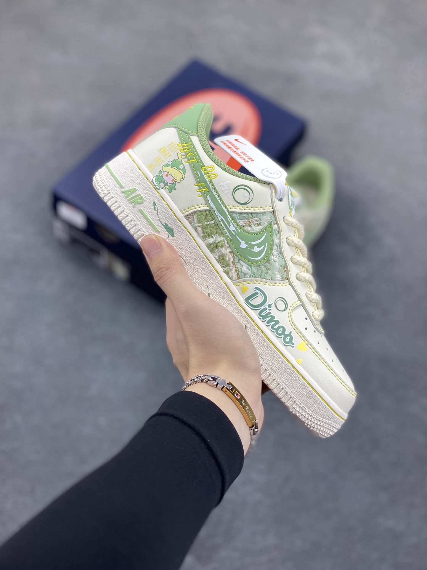 小香风系列“泡泡玛特Dimoo” Air Force 1’07 Low \”Matt Dimoo\”空军一号经典低帮百搭休闲运动板鞋 泡泡玛特DIMOO是AYAN笔下爱做梦的小男孩形象，DIMOO的外形设计灵感源自人们童年时期对梦幻生物的想象，将童年幻想中的元素一一呈现，如苍穹之下的星星、五彩斑斓的梦中世界等，形象可爱，充满稚趣。 货号：FJ7740-110 尺码：36 36.5 37.5 38 38.5 39 40 40.5 41 42 42.5 43 44 44.5 45-选品中心