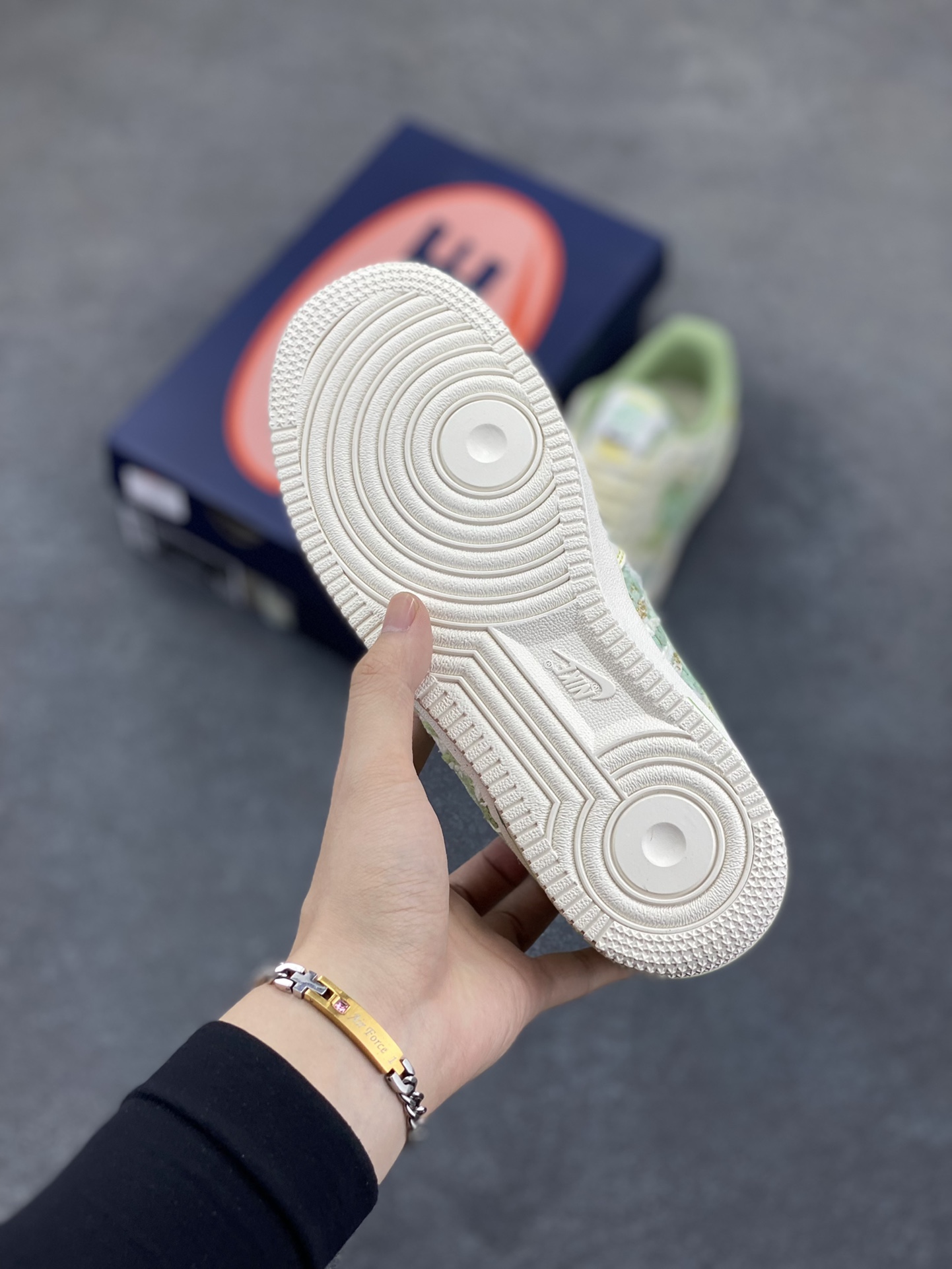 图片[5]-小香风系列“泡泡玛特Dimoo” Air Force 1’07 Low \”Matt Dimoo\”空军一号经典低帮百搭休闲运动板鞋 泡泡玛特DIMOO是AYAN笔下爱做梦的小男孩形象，DIMOO的外形设计灵感源自人们童年时期对梦幻生物的想象，将童年幻想中的元素一一呈现，如苍穹之下的星星、五彩斑斓的梦中世界等，形象可爱，充满稚趣。 货号：FJ7740-110 尺码：36 36.5 37.5 38 38.5 39 40 40.5 41 42 42.5 43 44 44.5 45-选品中心