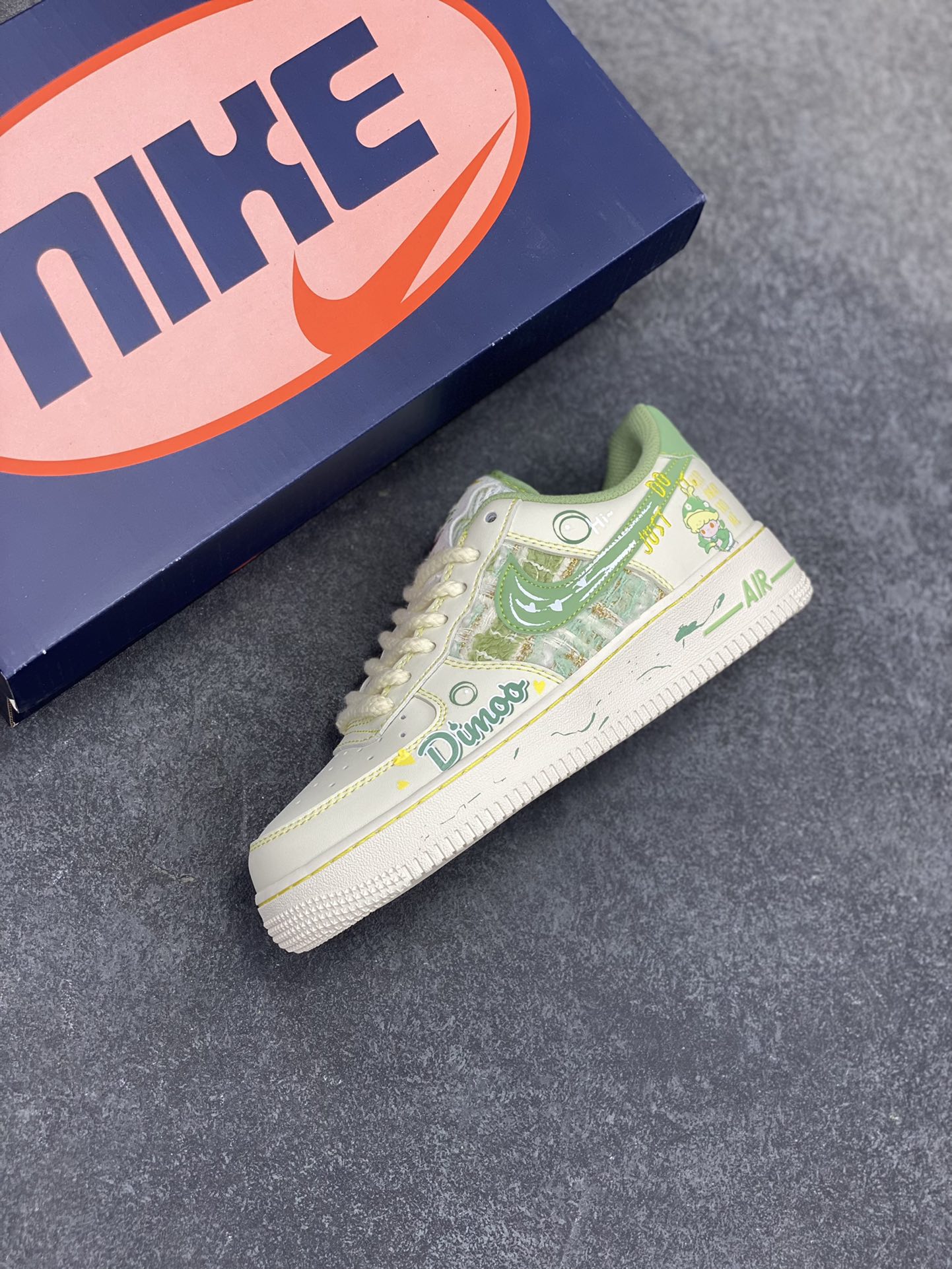 图片[7]-小香风系列“泡泡玛特Dimoo” Air Force 1’07 Low \”Matt Dimoo\”空军一号经典低帮百搭休闲运动板鞋 泡泡玛特DIMOO是AYAN笔下爱做梦的小男孩形象，DIMOO的外形设计灵感源自人们童年时期对梦幻生物的想象，将童年幻想中的元素一一呈现，如苍穹之下的星星、五彩斑斓的梦中世界等，形象可爱，充满稚趣。 货号：FJ7740-110 尺码：36 36.5 37.5 38 38.5 39 40 40.5 41 42 42.5 43 44 44.5 45-选品中心