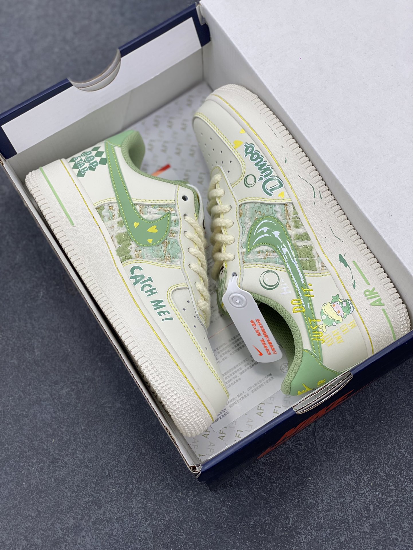 图片[9]-小香风系列“泡泡玛特Dimoo” Air Force 1’07 Low \”Matt Dimoo\”空军一号经典低帮百搭休闲运动板鞋 泡泡玛特DIMOO是AYAN笔下爱做梦的小男孩形象，DIMOO的外形设计灵感源自人们童年时期对梦幻生物的想象，将童年幻想中的元素一一呈现，如苍穹之下的星星、五彩斑斓的梦中世界等，形象可爱，充满稚趣。 货号：FJ7740-110 尺码：36 36.5 37.5 38 38.5 39 40 40.5 41 42 42.5 43 44 44.5 45-选品中心